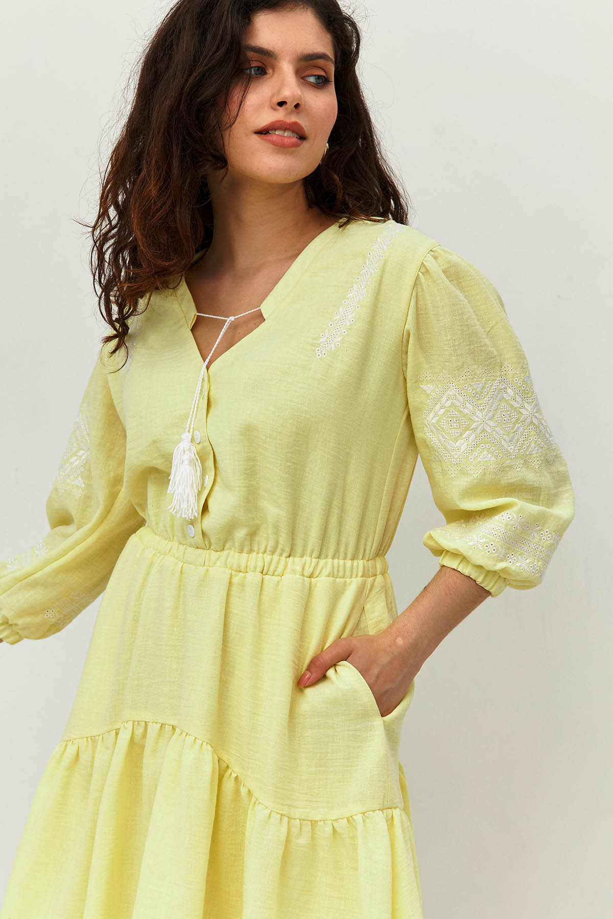 Картинка Літня сукня з вишивкою на рукавах