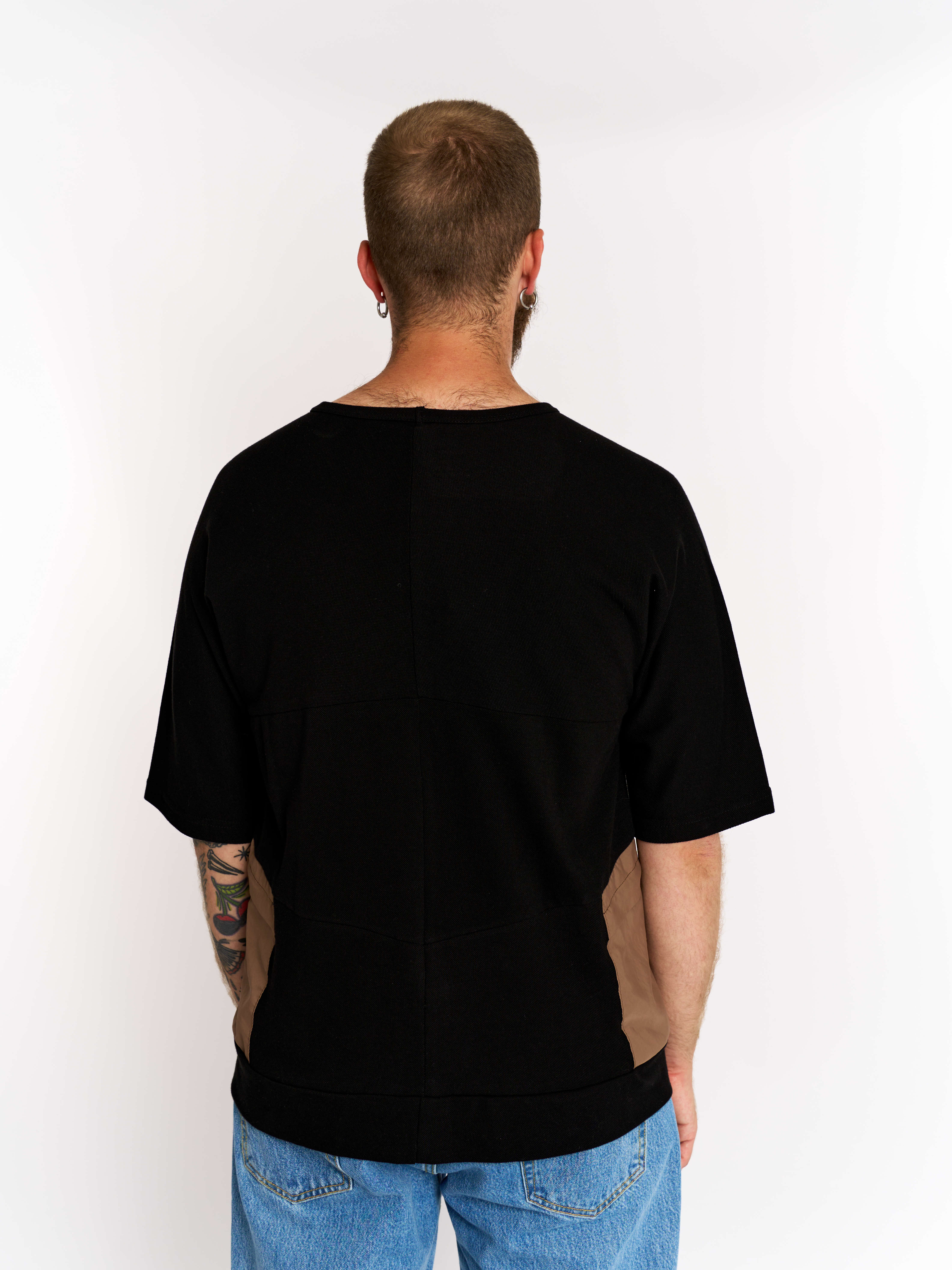 Картинка Чорна футболка з карманами