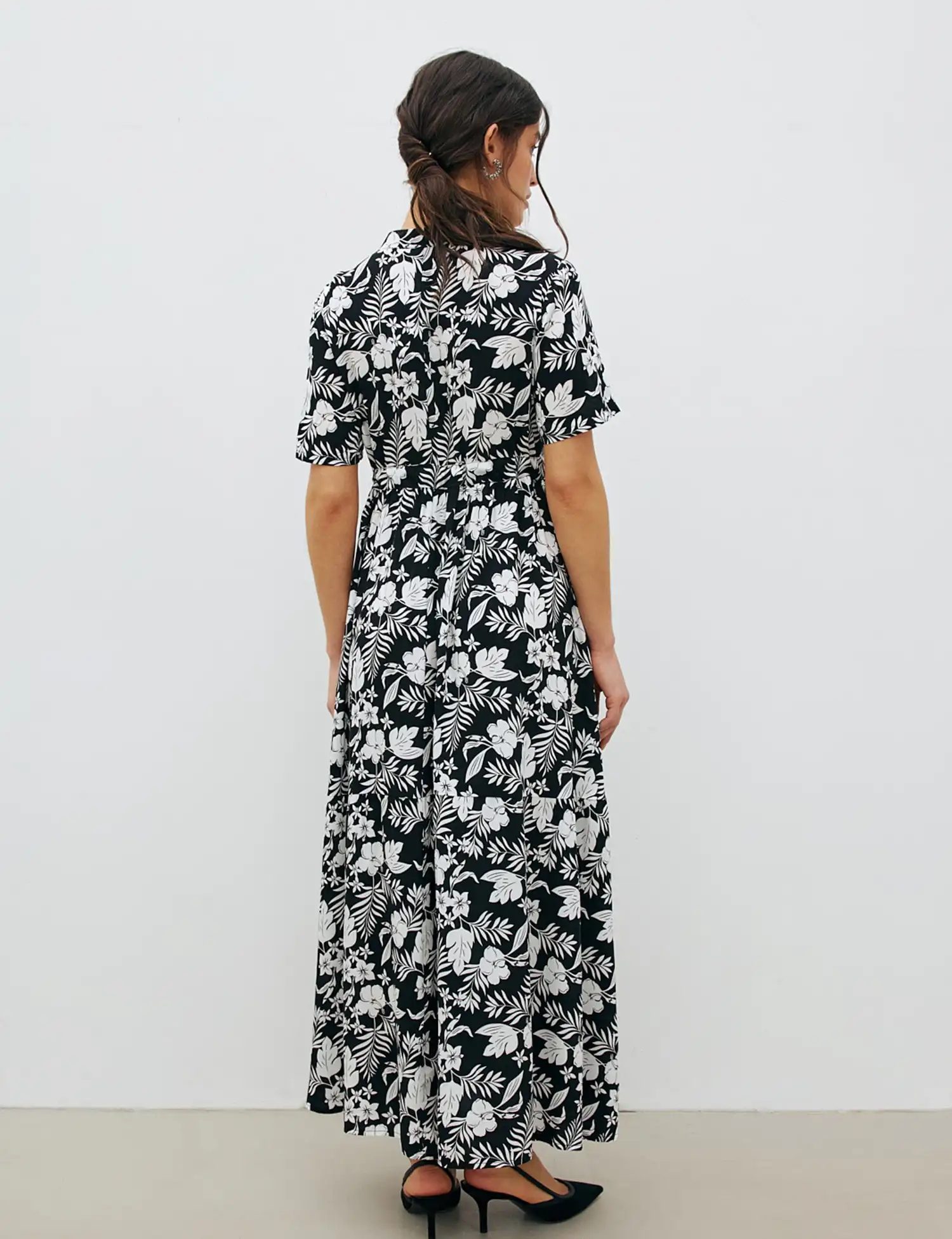 Картинка Сукня максі чорна з квітковим принтом