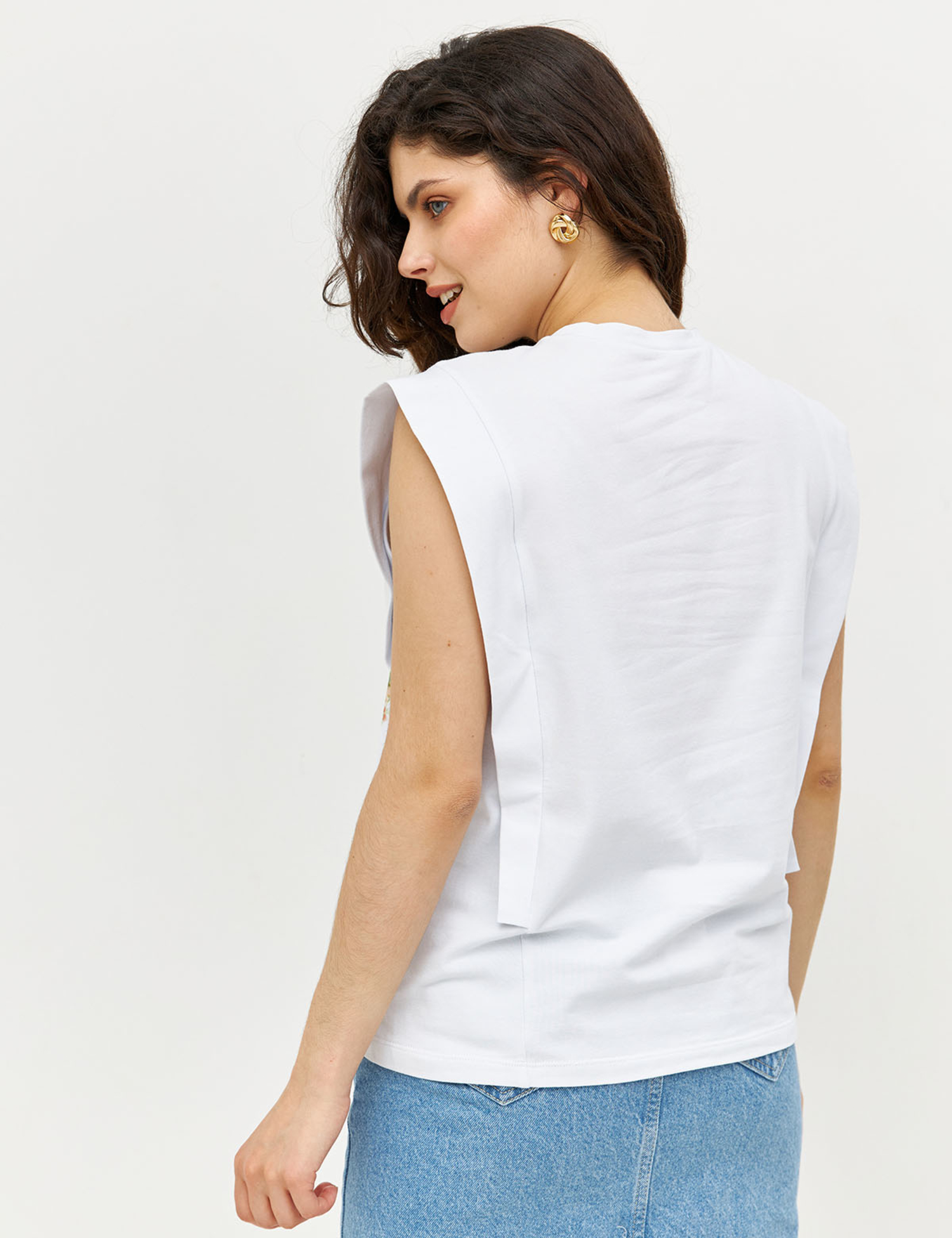 Картинка Біла футболка з принтом без рукавів