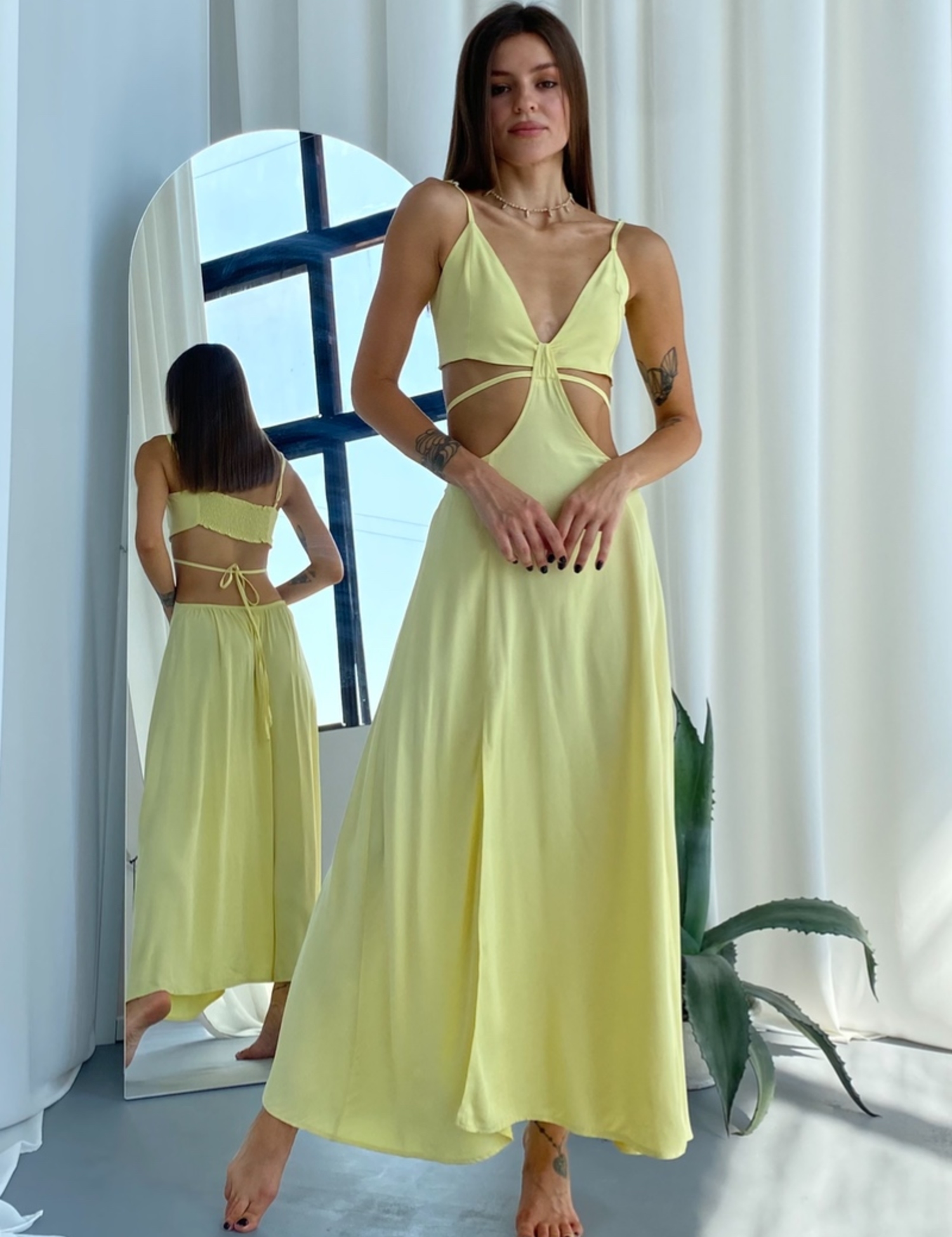 Картинка Жовта сукня з вирізами