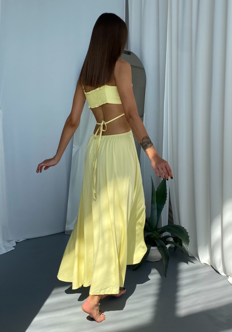 Картинка Жовта сукня з вирізами