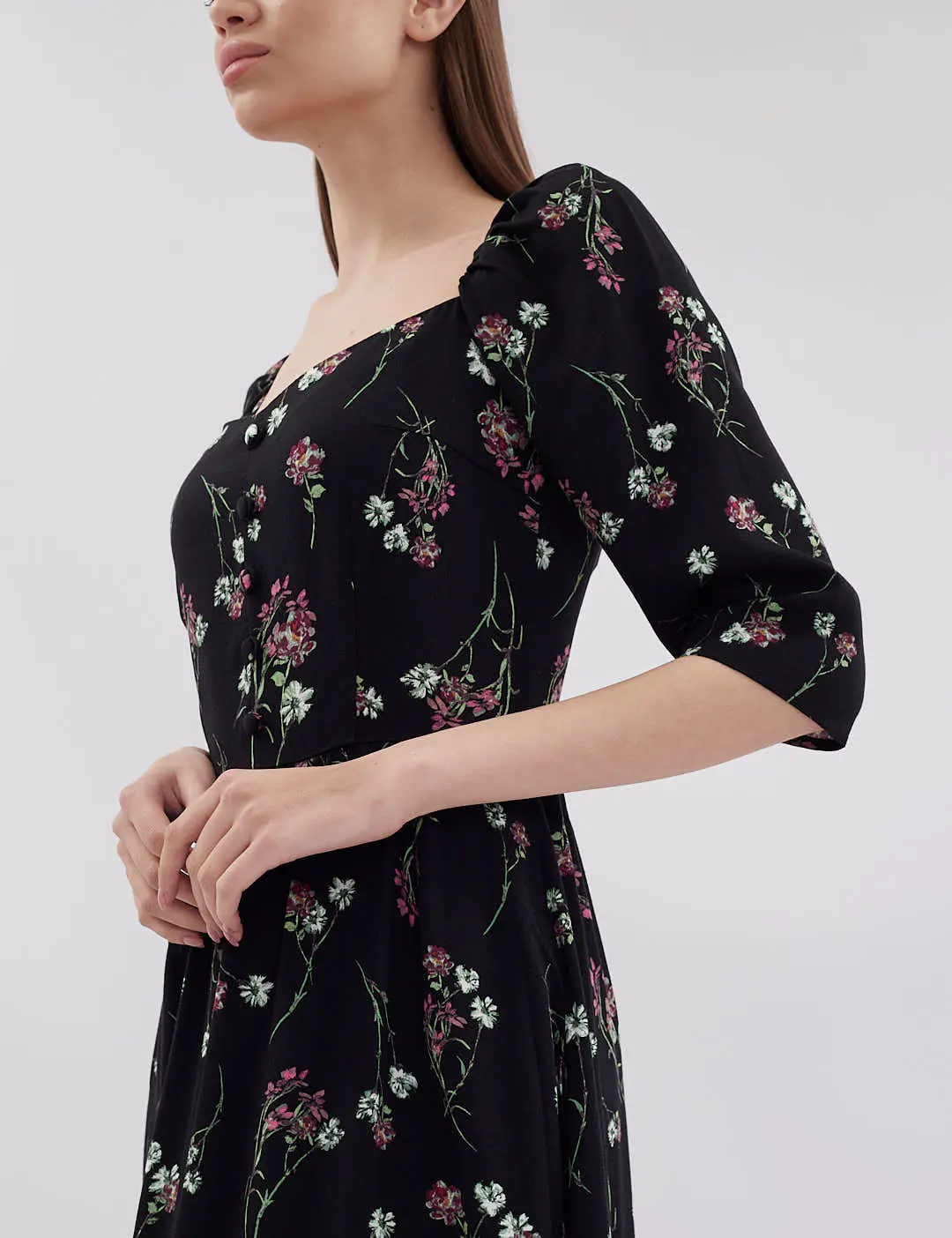 Картинка Сукня міді чорна з квітковим принтом