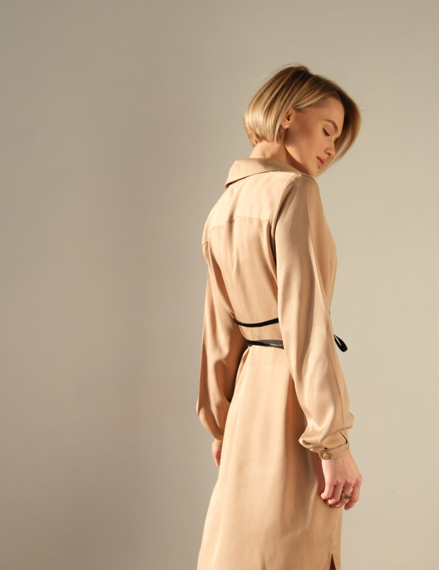 Картинка Бежева сукня-сорочка з поясом