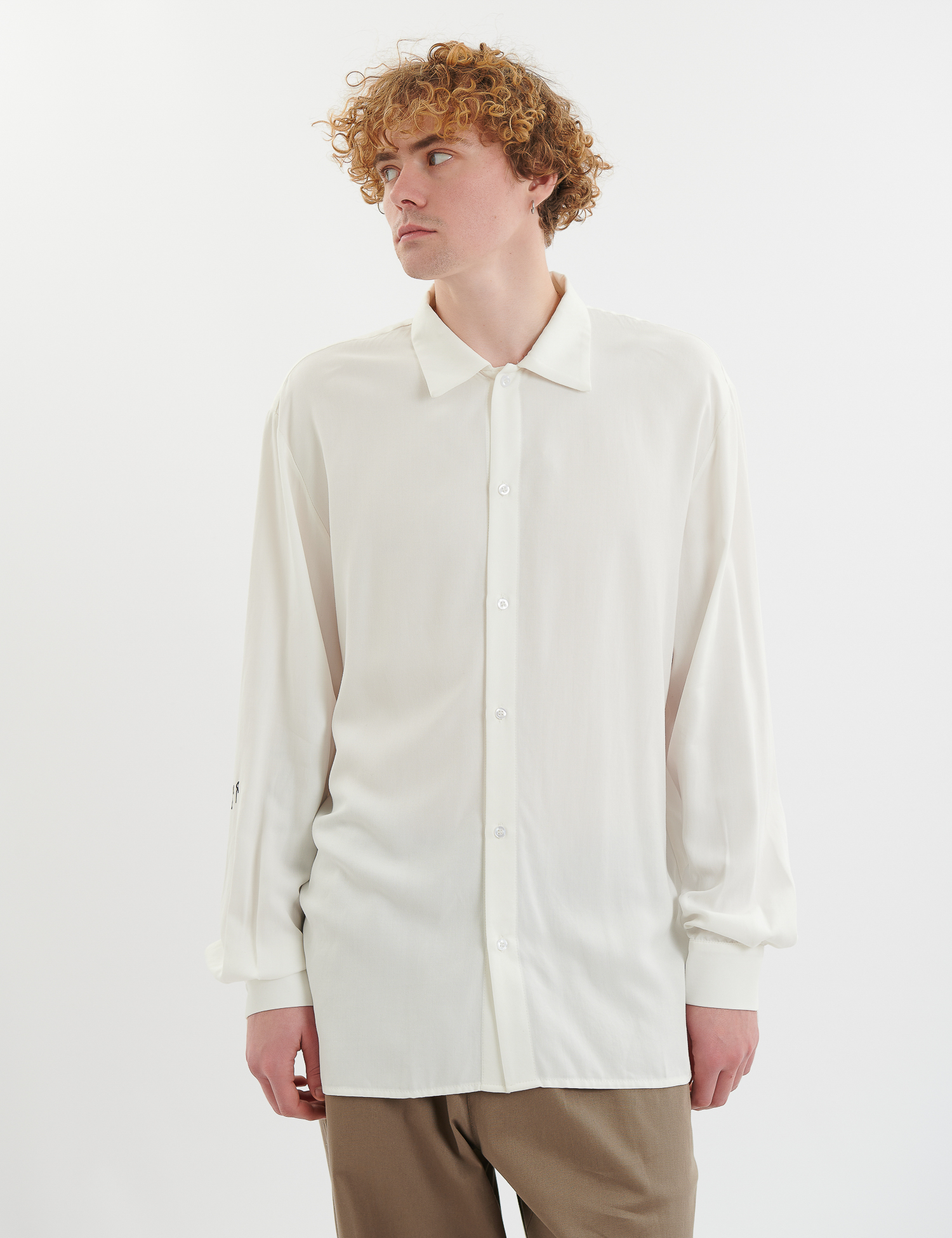 Картинка Сорочка біла з принтом на спині