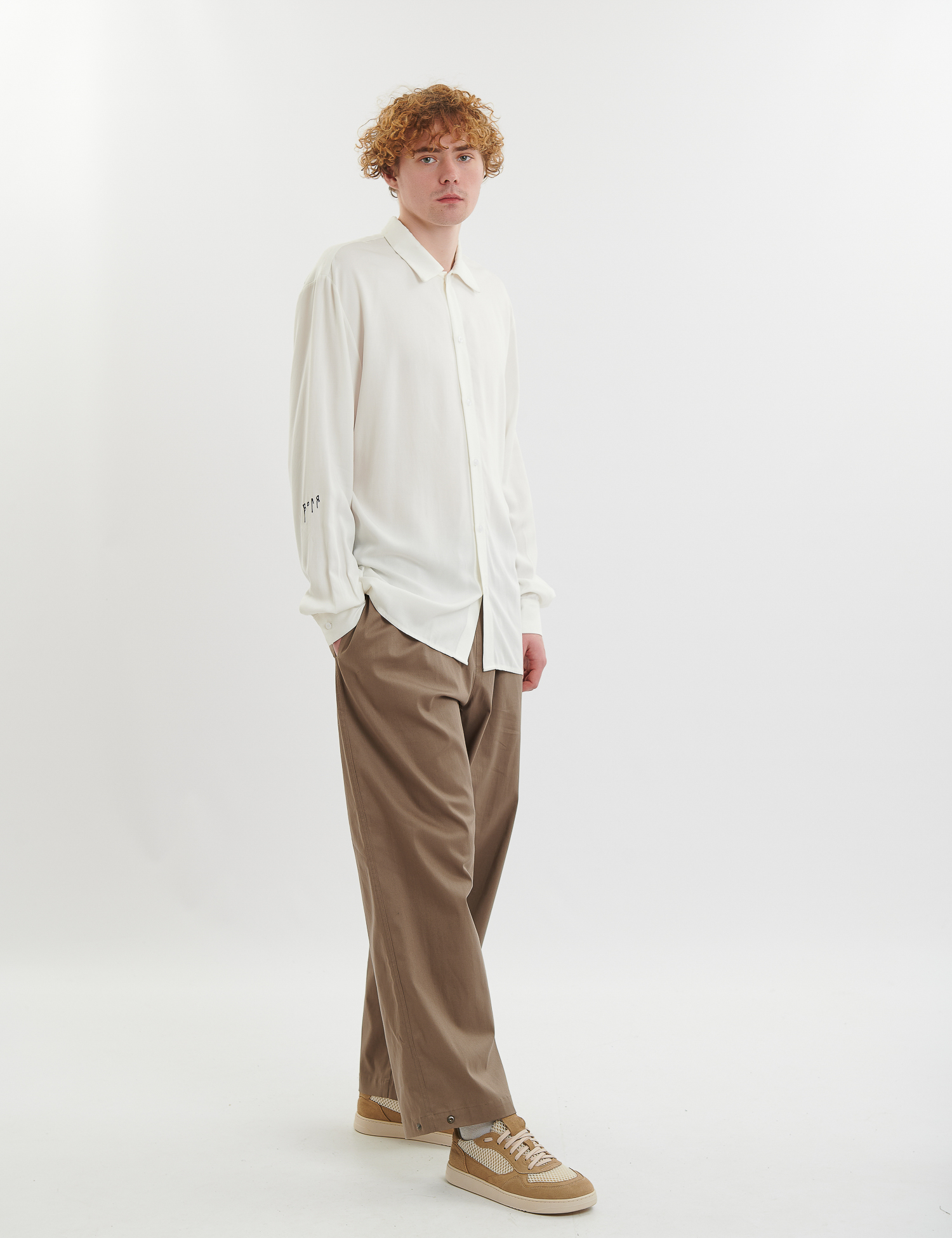 Картинка Сорочка біла з принтом на спині