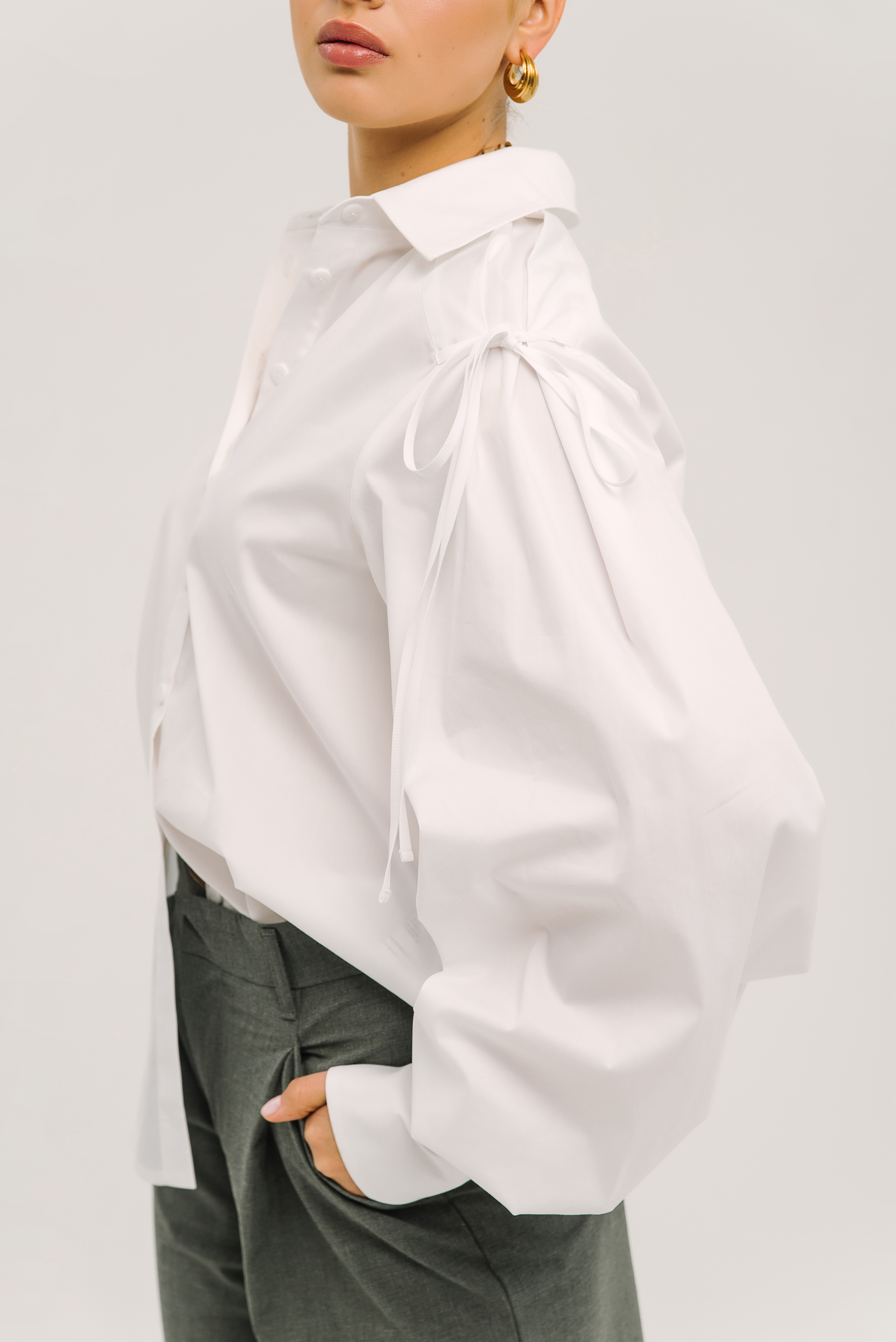 Картинка Біла блуза із зав'язками по плечам