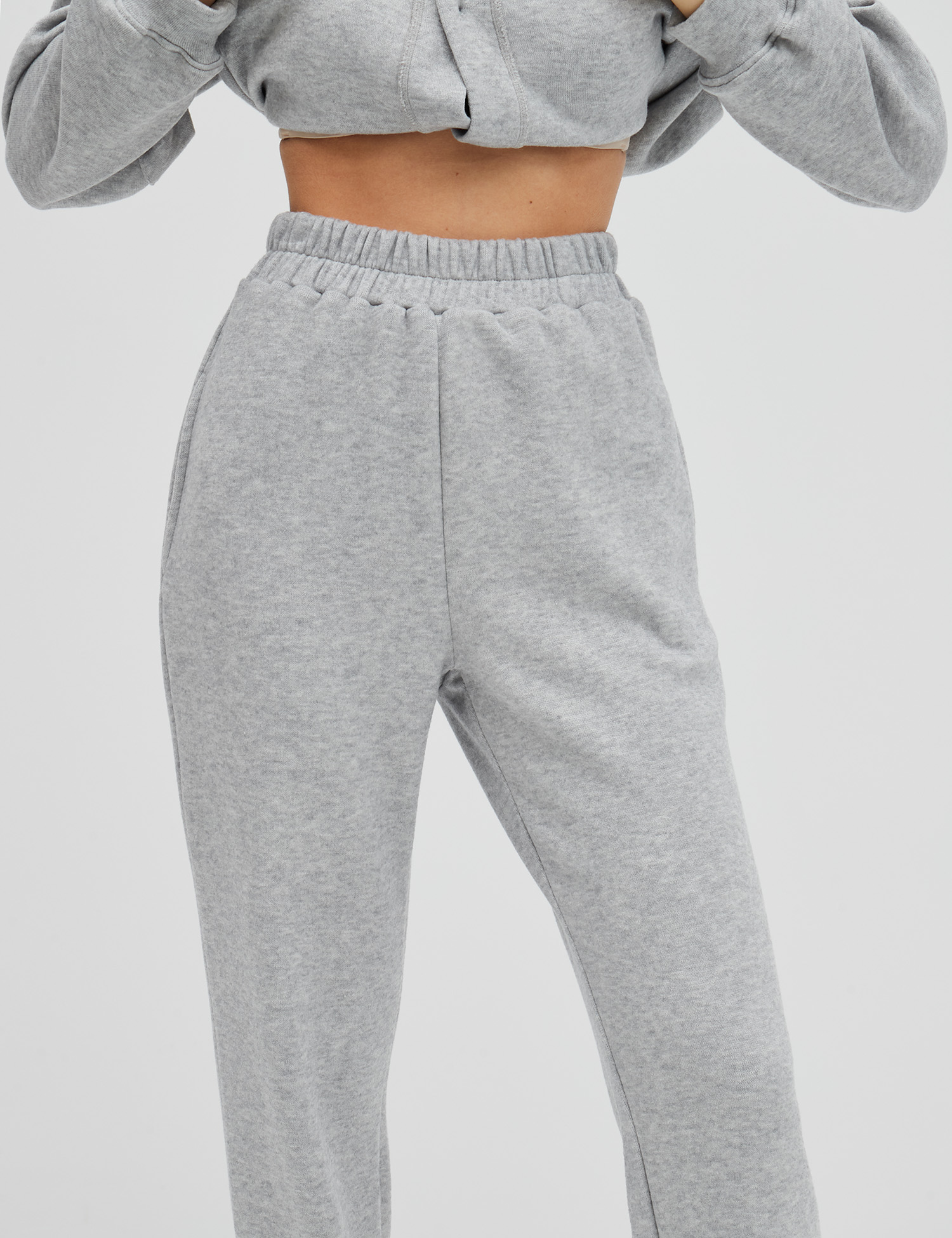 Картинка Жіночий сірий костюм