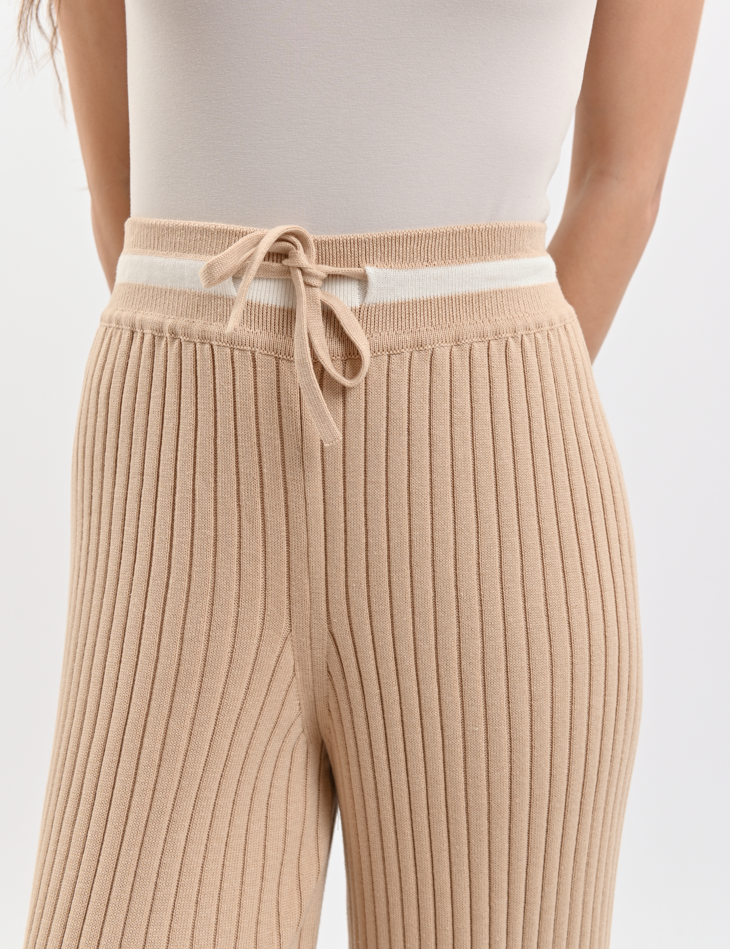 Картинка Брюки бежеві в рубчик