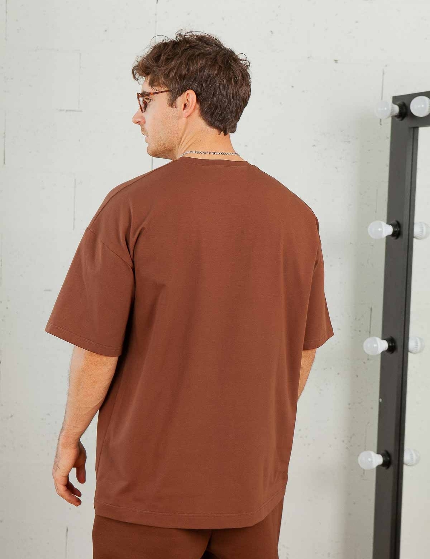 Картинка Футболка темно-коричнева oversize