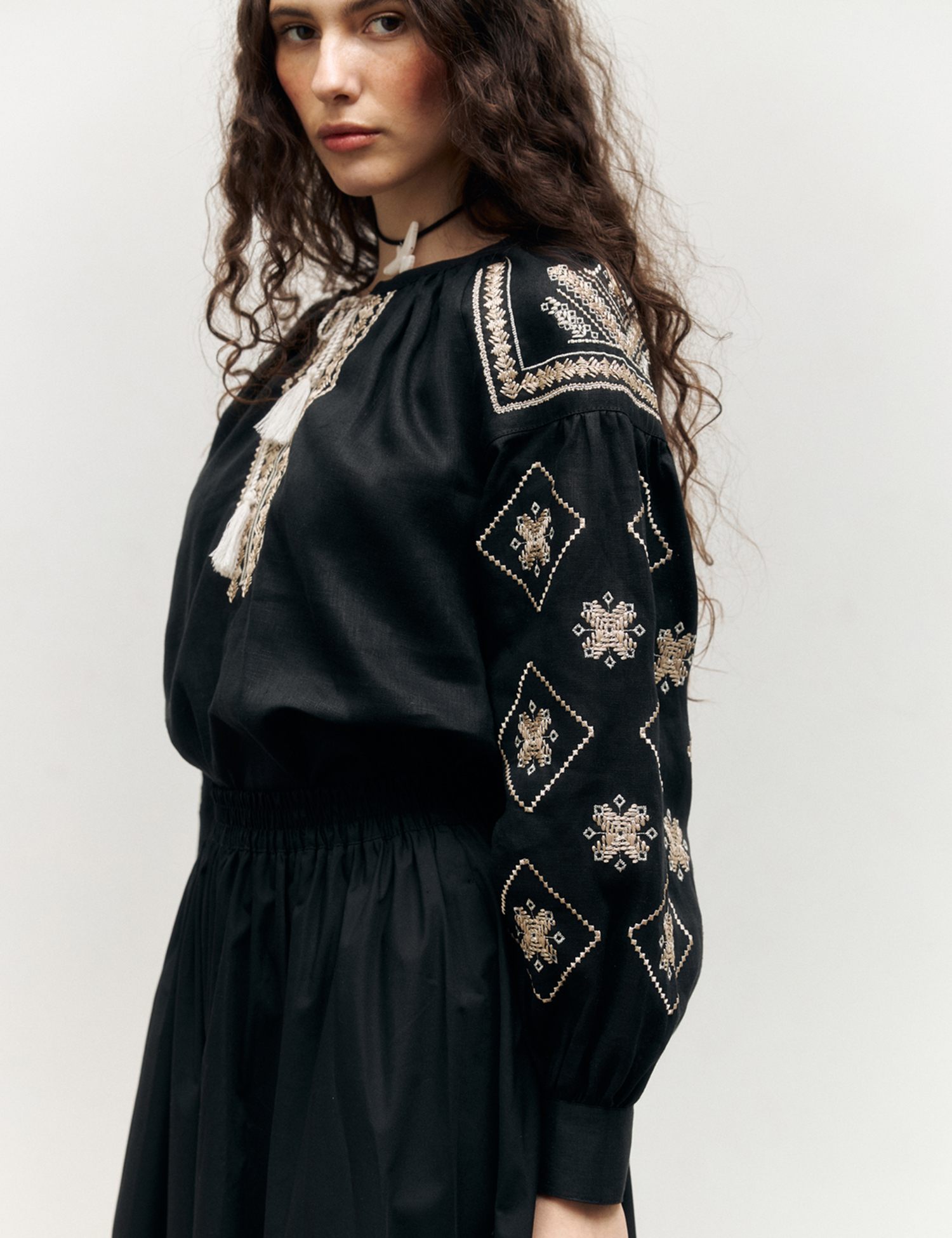 Картинка Вишиванка чорна із золотим орнаментом