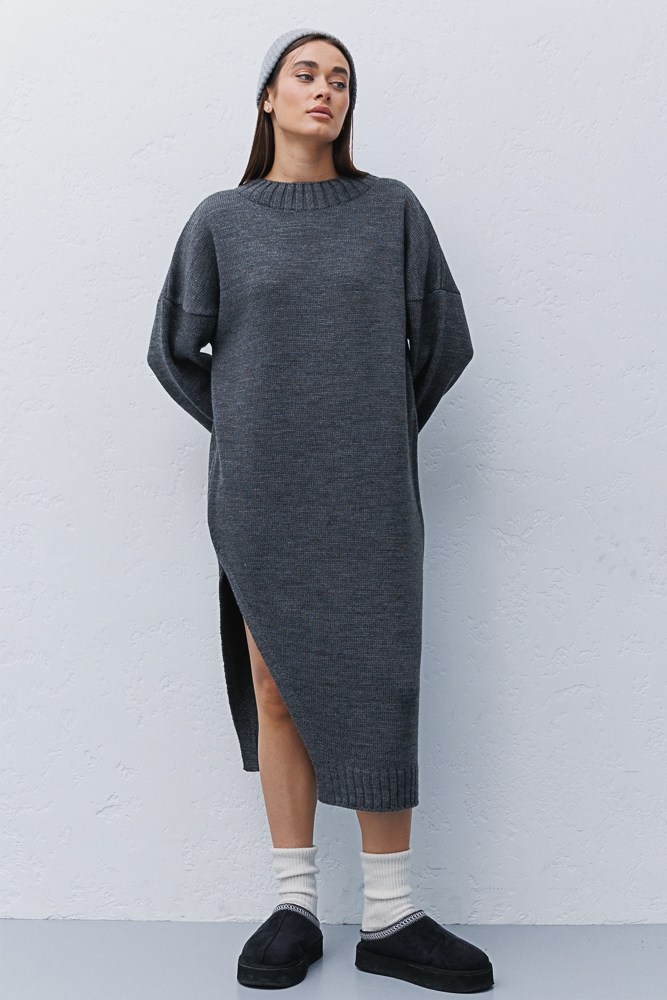 Картинка Темно-сіра в'язана сукня міді з вирізом