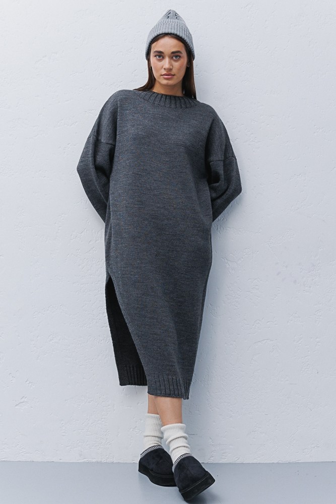 Картинка Темно-сіра в'язана сукня міді з вирізом