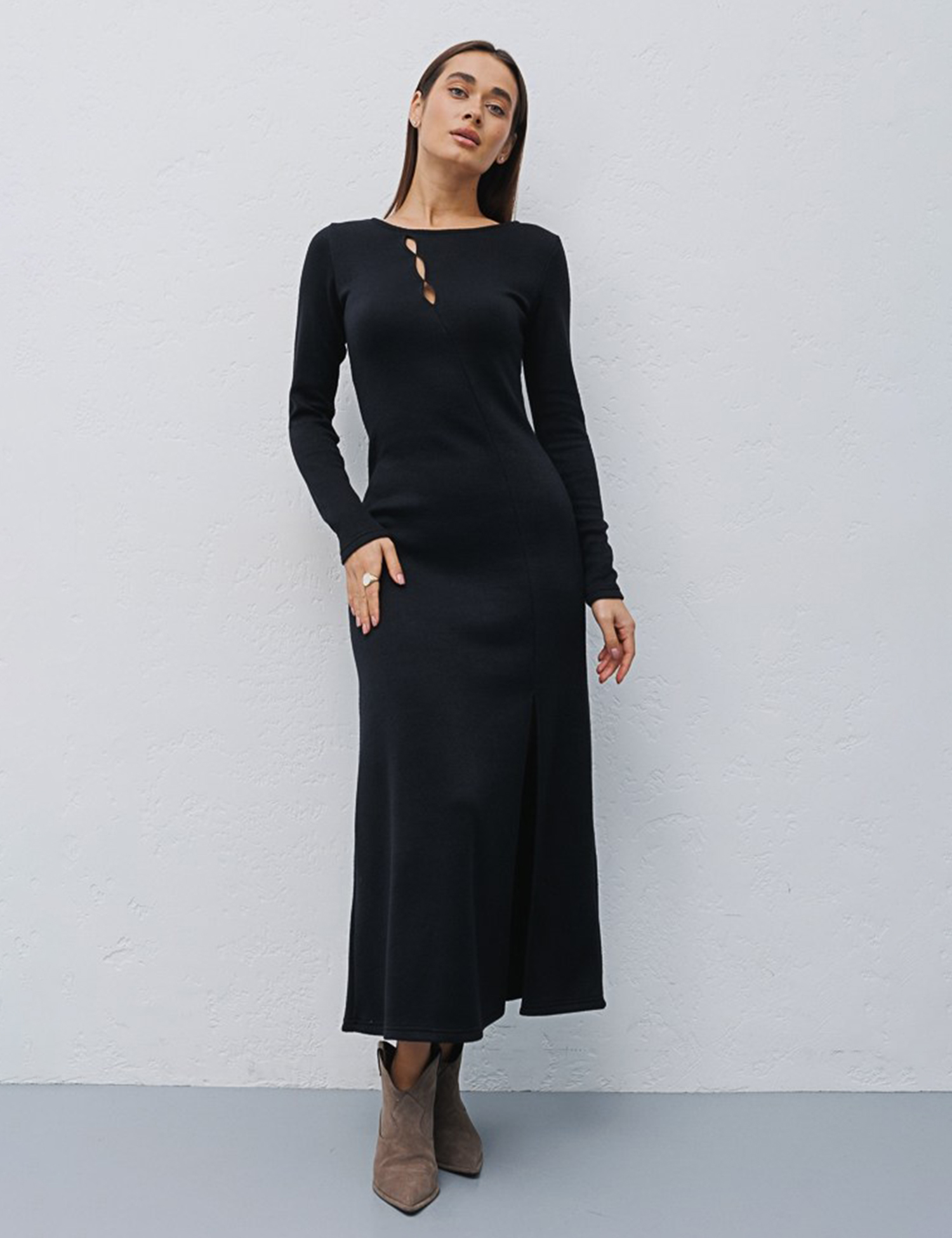 Картинка Сукня чорна з вирізами