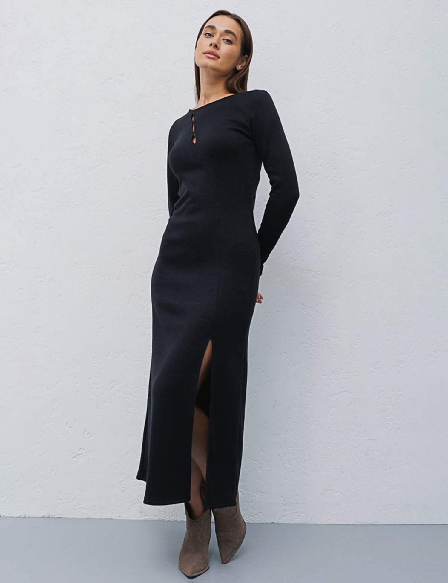 Картинка Сукня чорна з вирізами