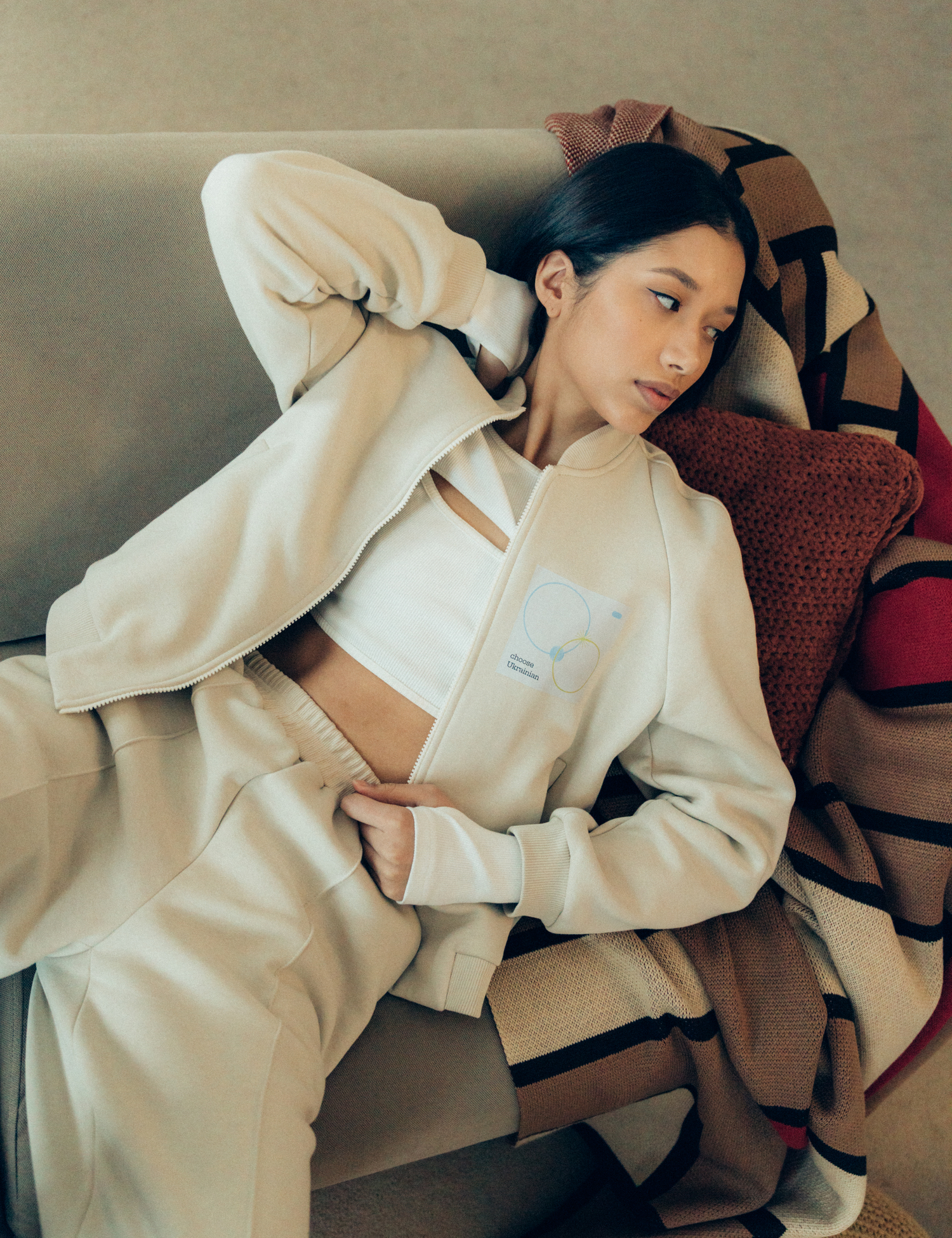 Картинка Кофта-бомбер бежева