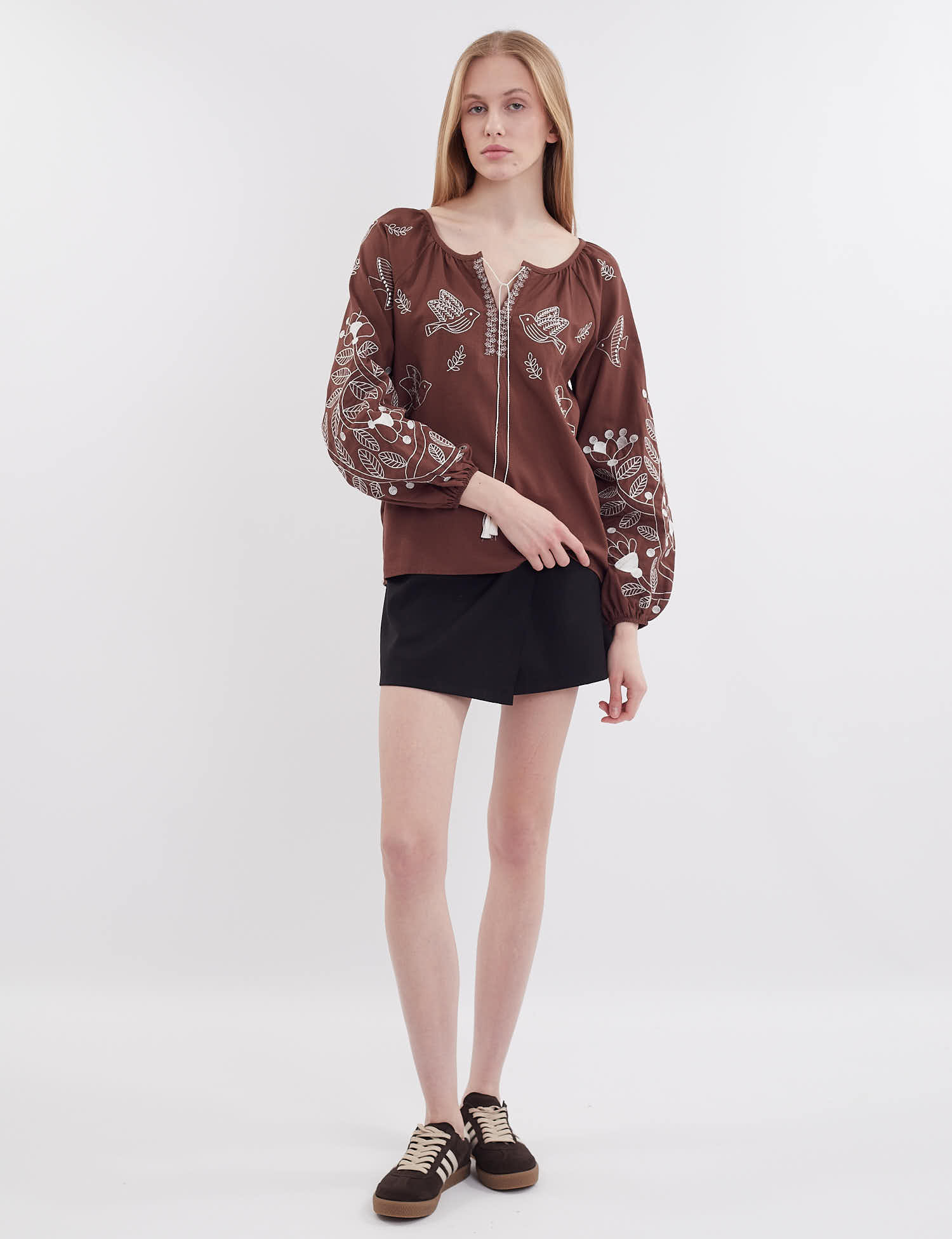 Картинка ВИшиванка коричнев аз білим орнаментом