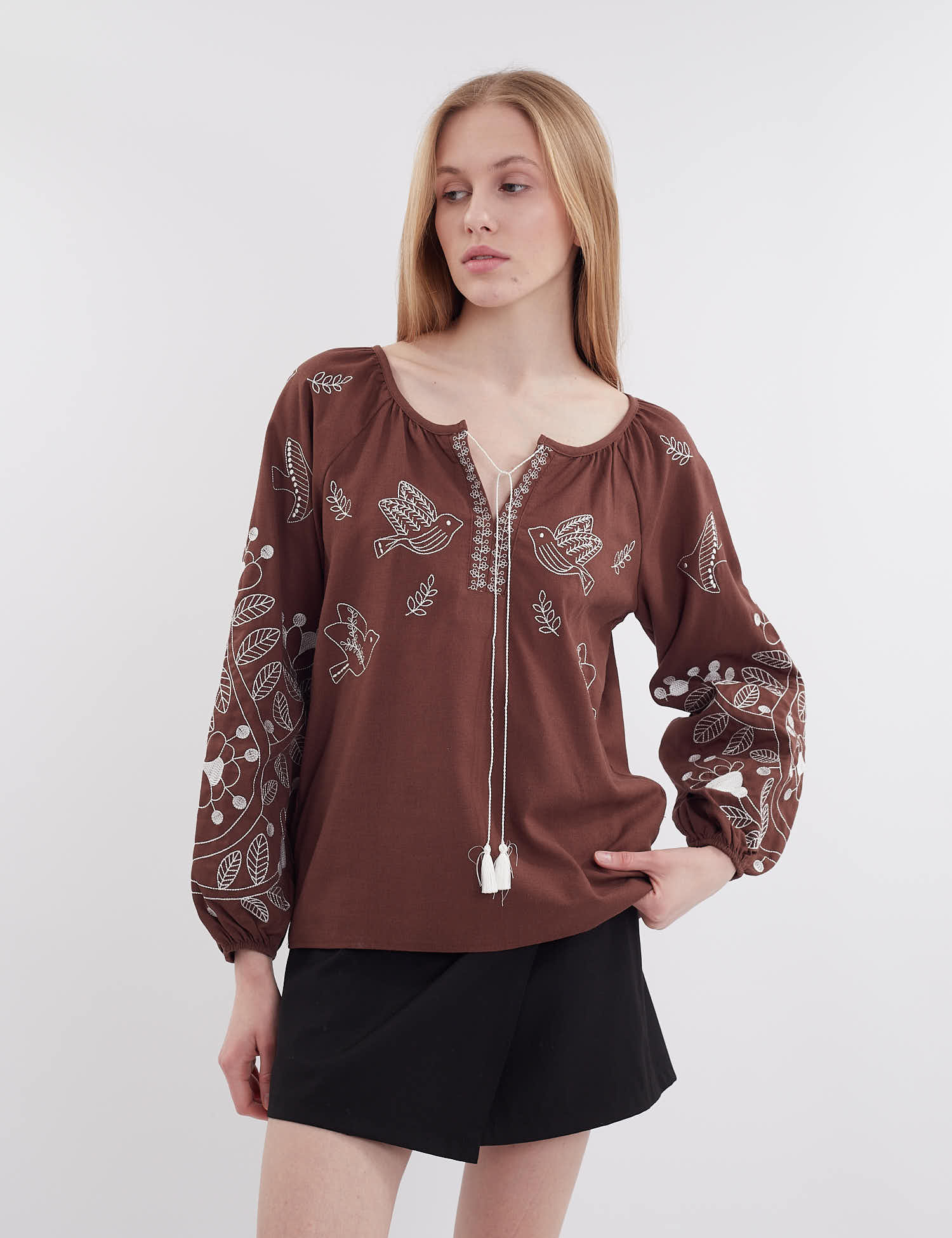 Картинка ВИшиванка коричнев аз білим орнаментом