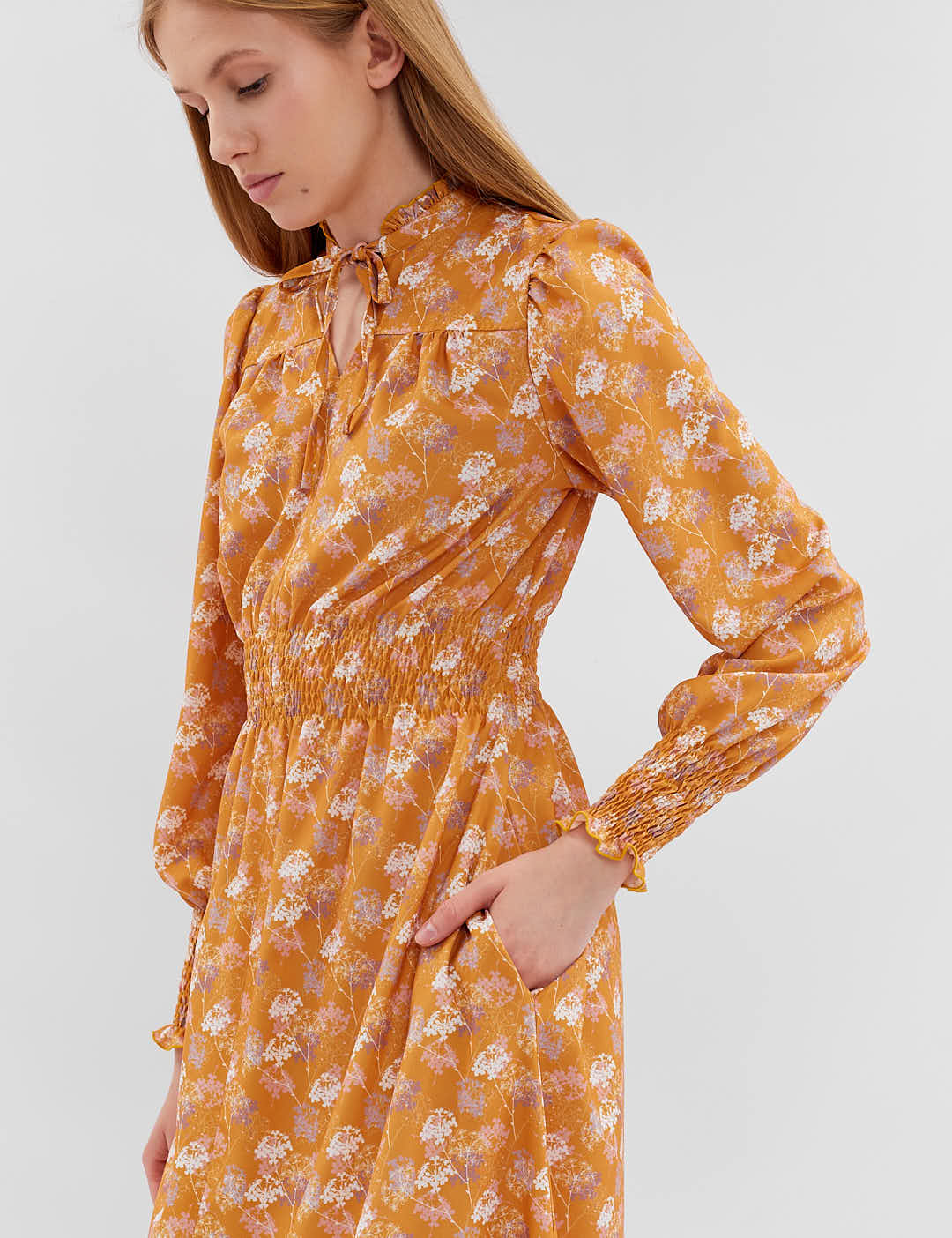 Картинка Сукня міді помаранчева з принтом