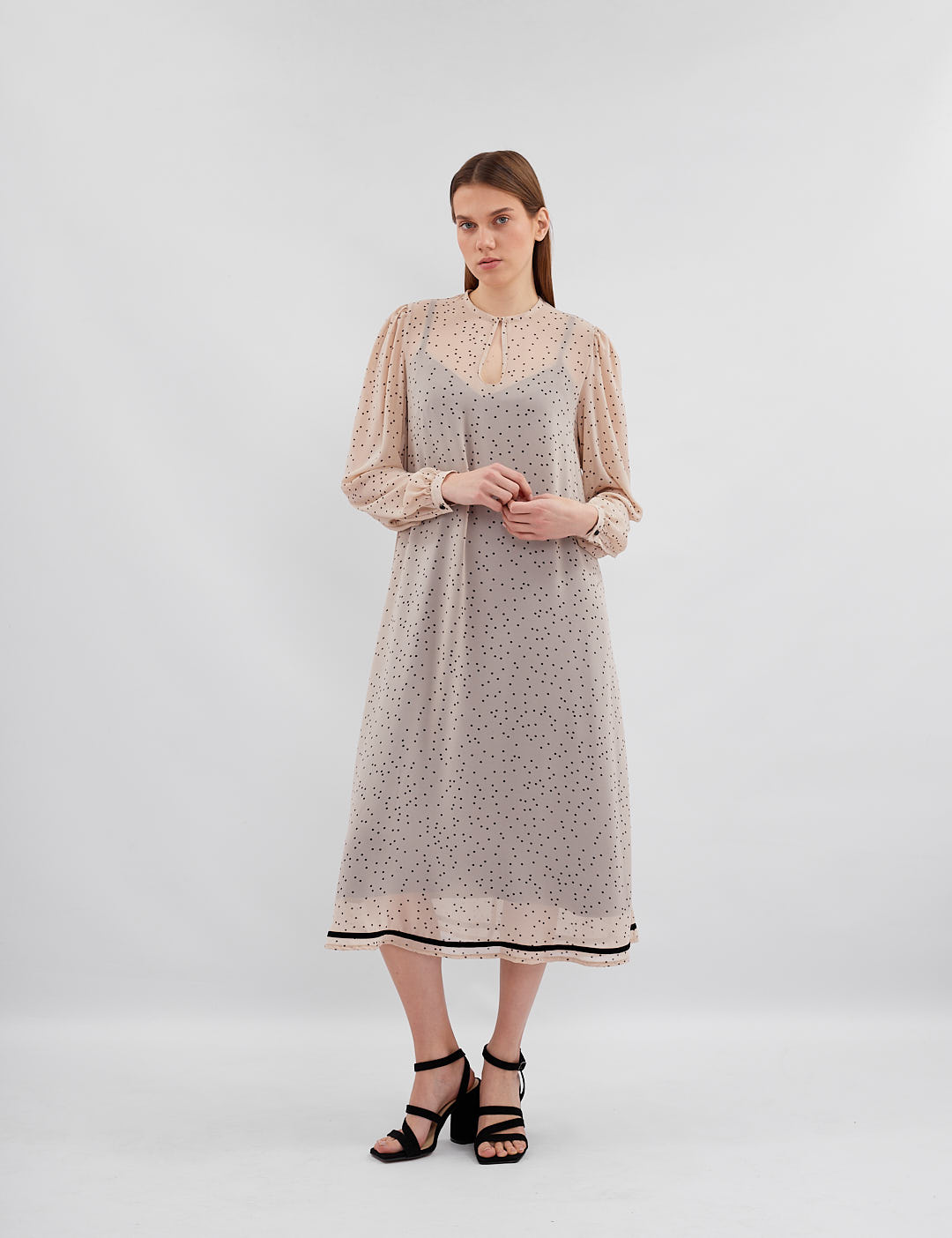 Картинка Сукня міді бежева в чорний горох
