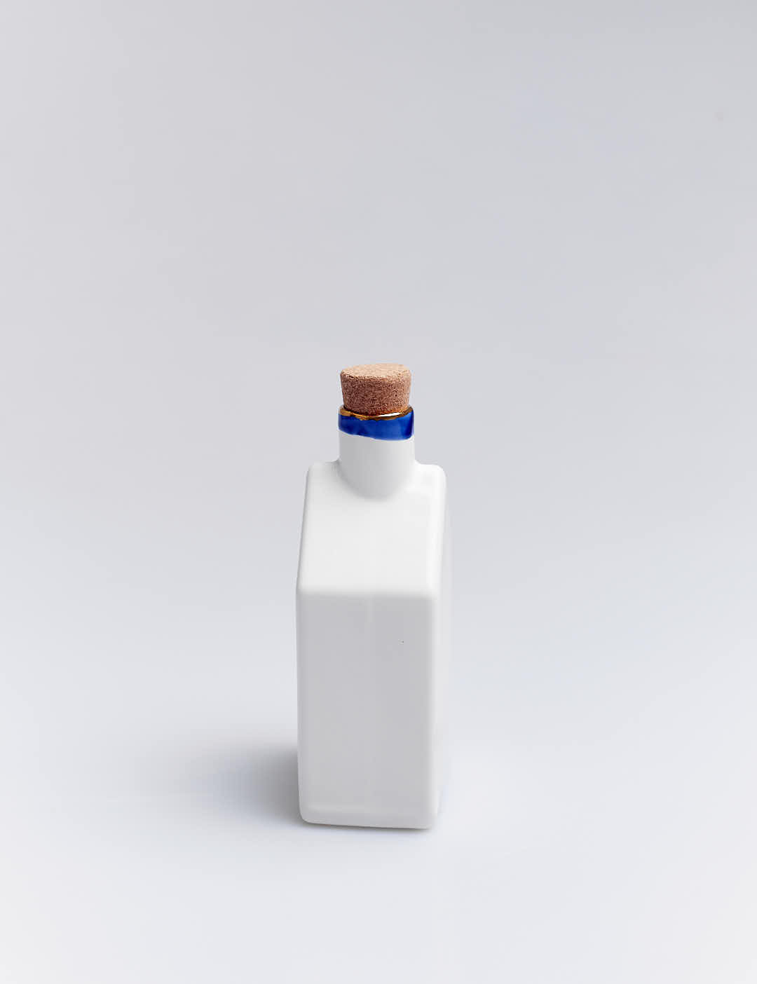 Картинка пляшка біла керамічна