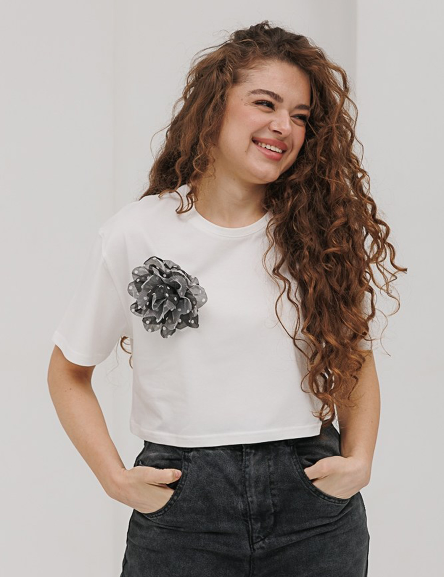 Картинка Футболка біла з брошкою