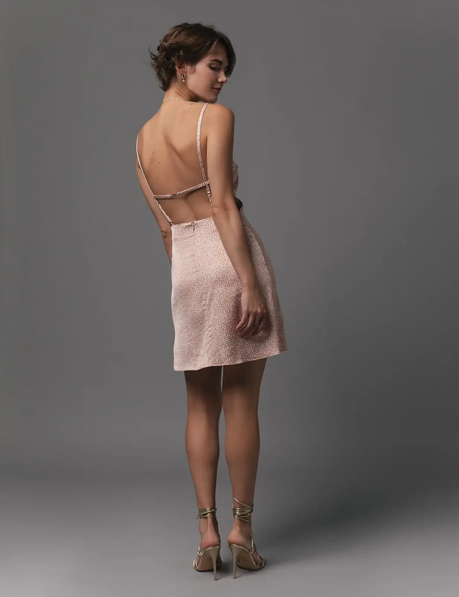 Картинка Сукня міні бежева з відкритою спиною