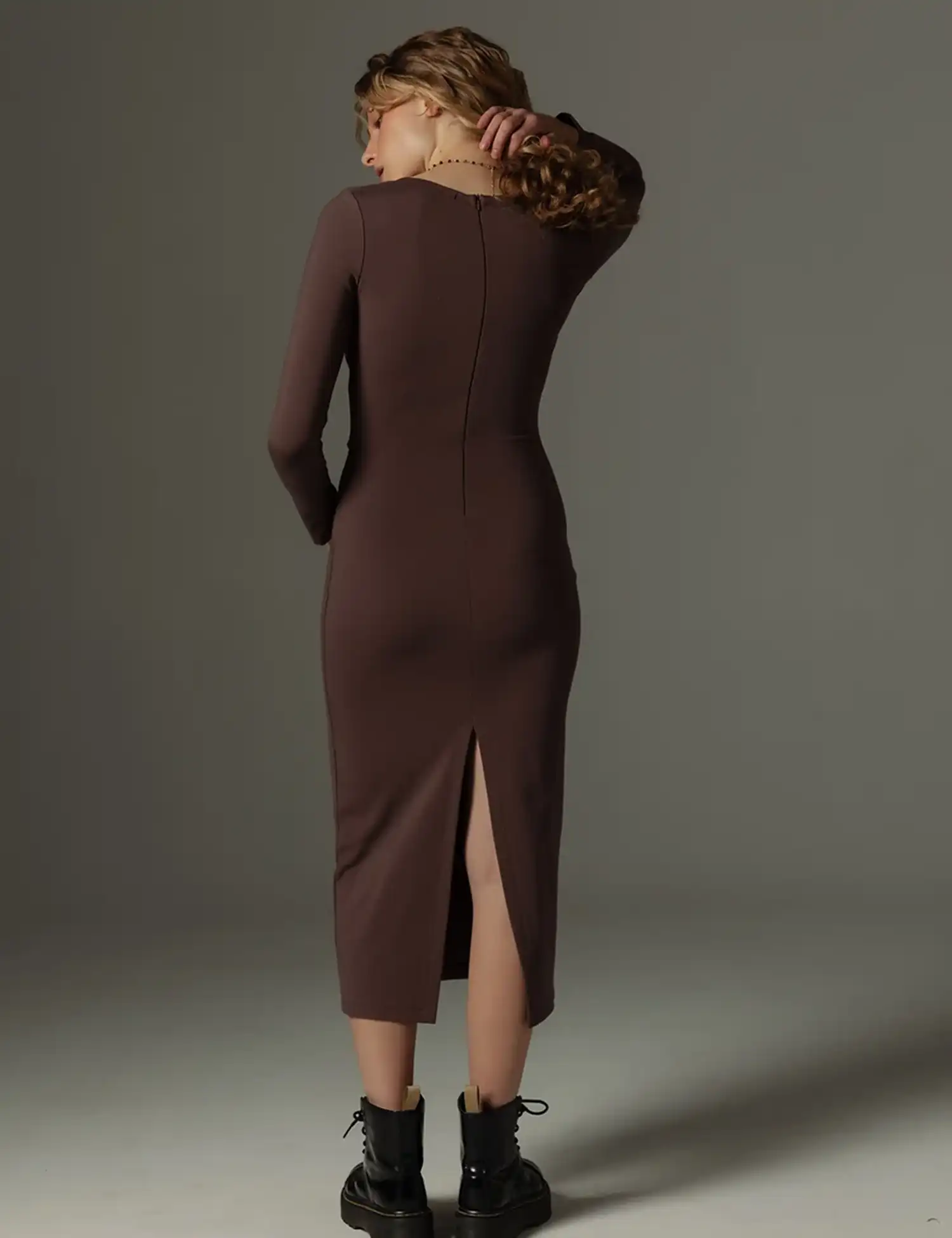 Картинка Сукня міді з розрізом на талії темно-коричнева