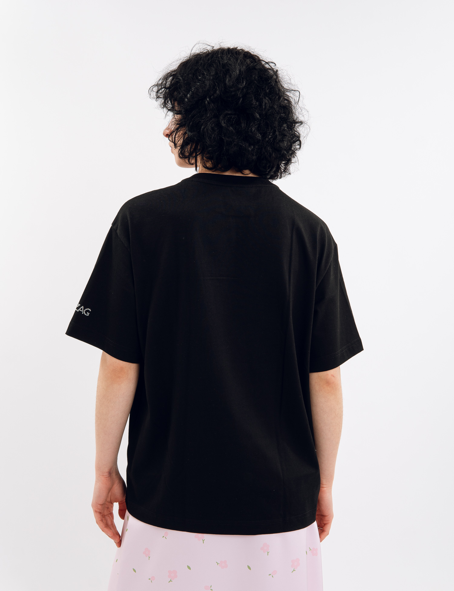 Картинка Футболка чорна з декором 