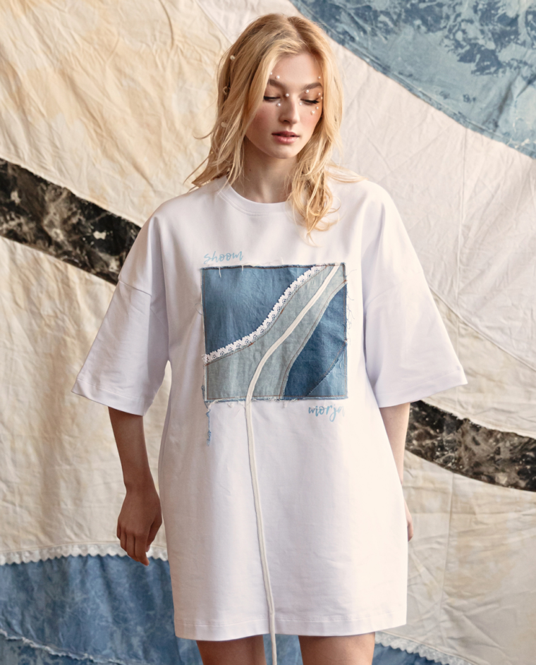 Картинка Футболка біла з джинсовою нашивкою