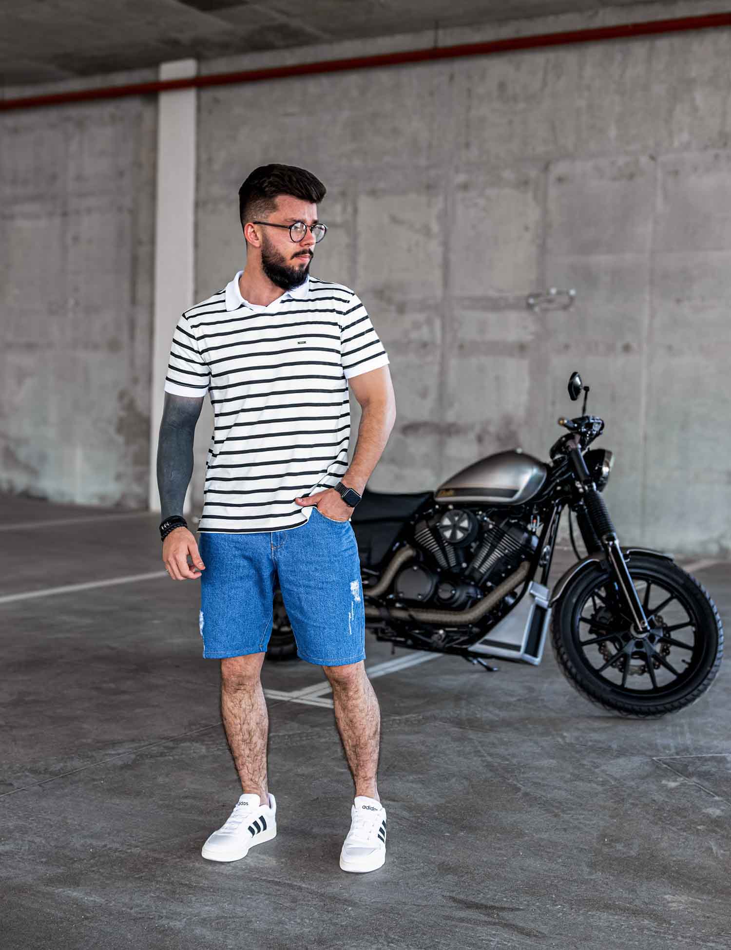 Картинка Футболка біло-чорна смугаста