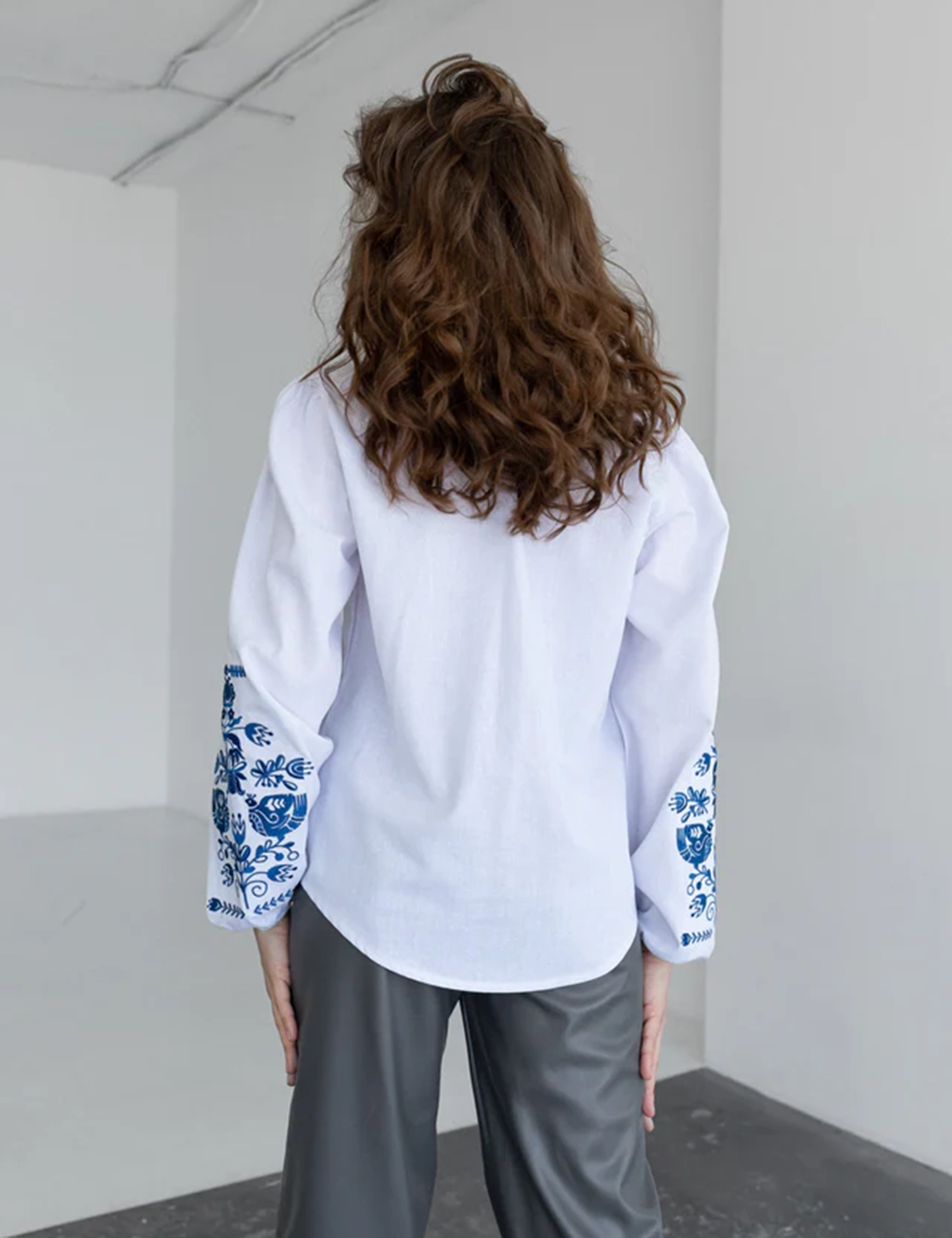 Картинка Вишиванка біла з кониками