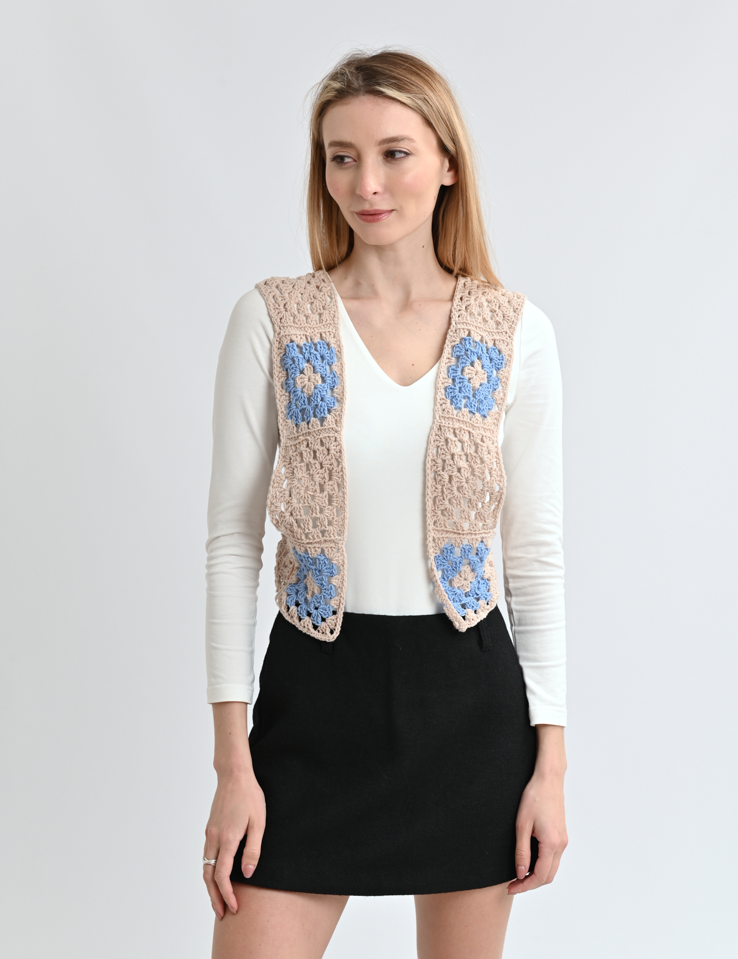 Картинка Жилет бежевий з блакитними квітами