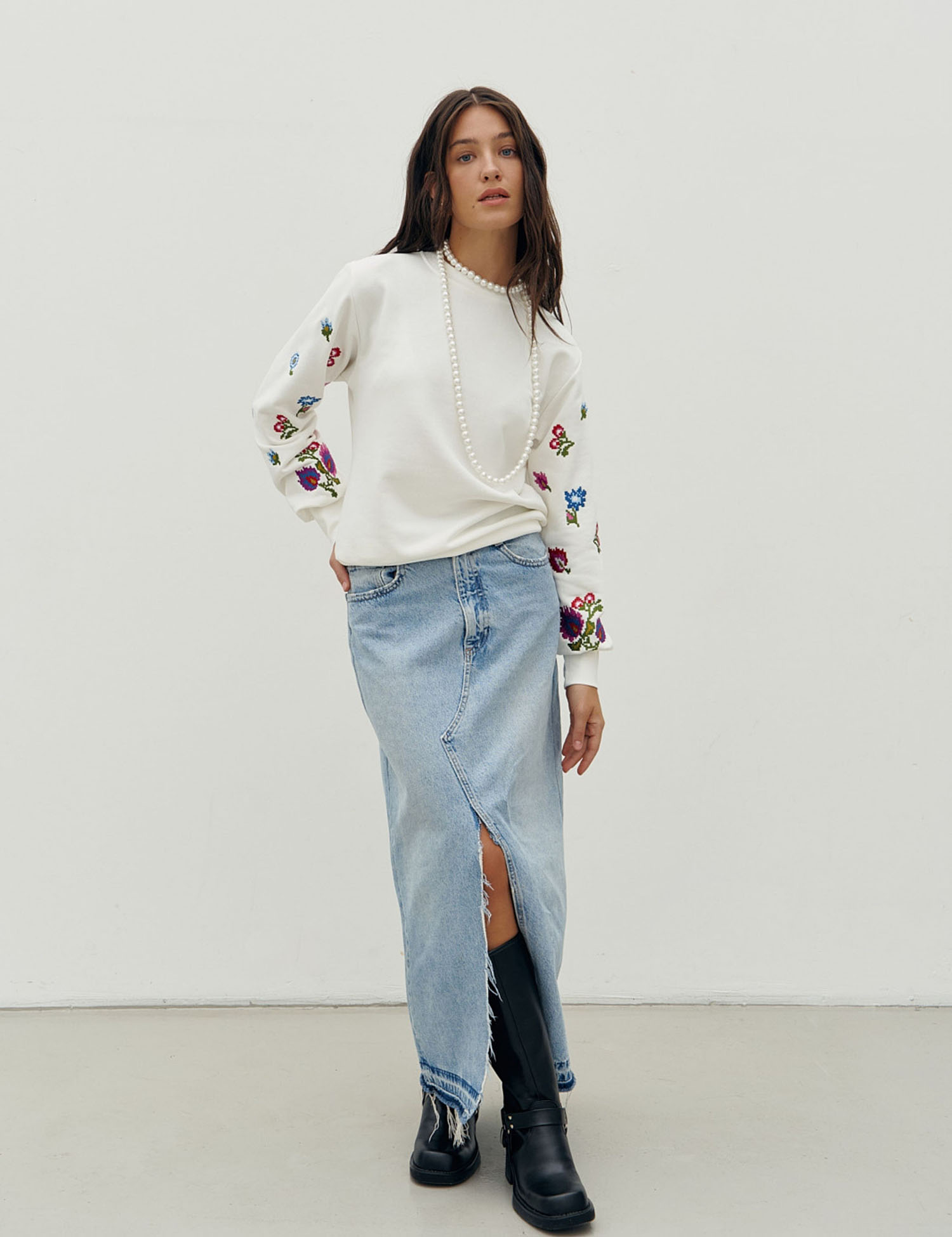 Картинка Світшот білий з вишивкою