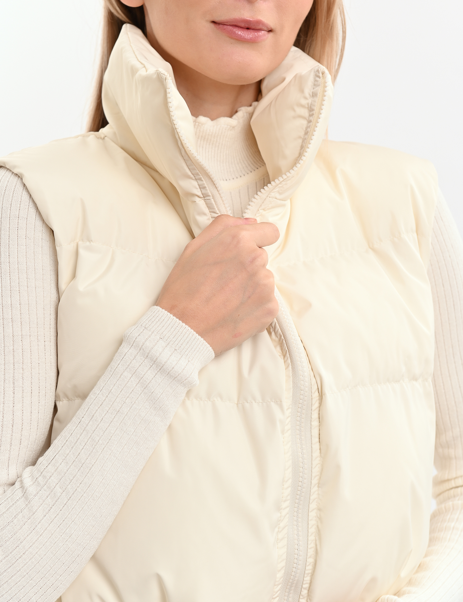 Жилет з високим коміром молочний Картинка Жилет з високим коміром молочний