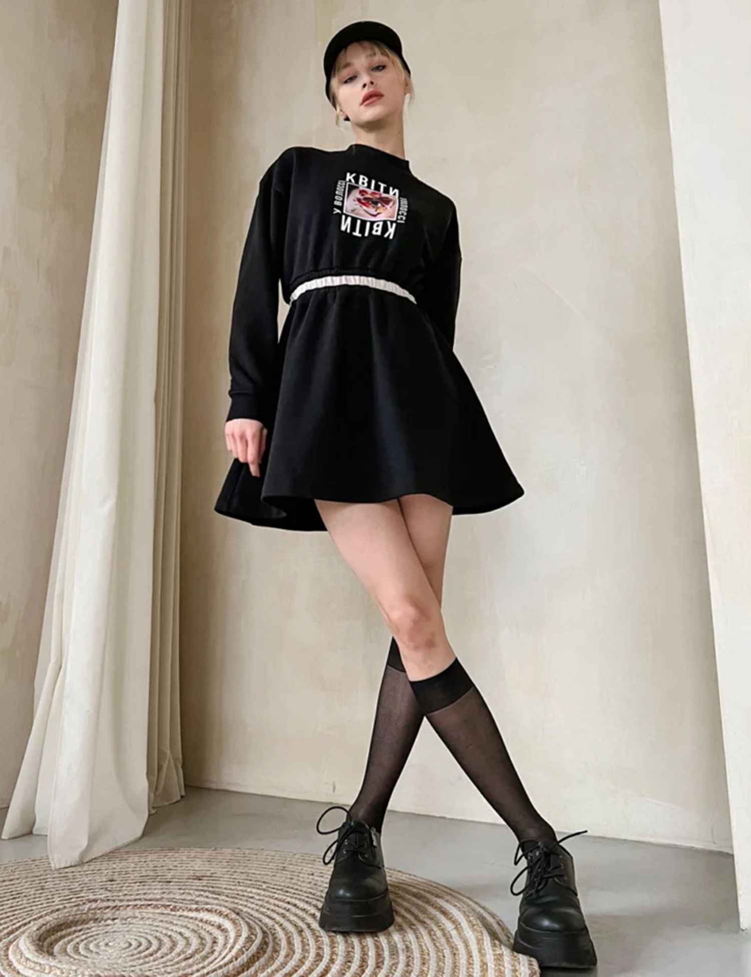 Картинка Сукня міні чорна з принтом