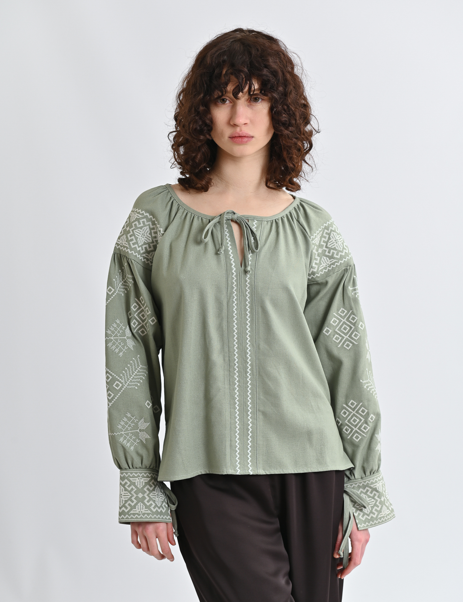 Картинка Вишиванка світло-зелена з білою вишивкою