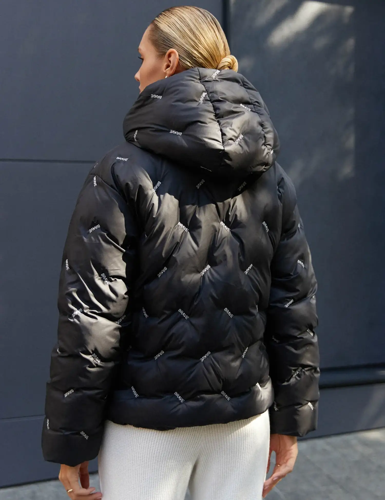 Картинка Куртка чорна з принтом