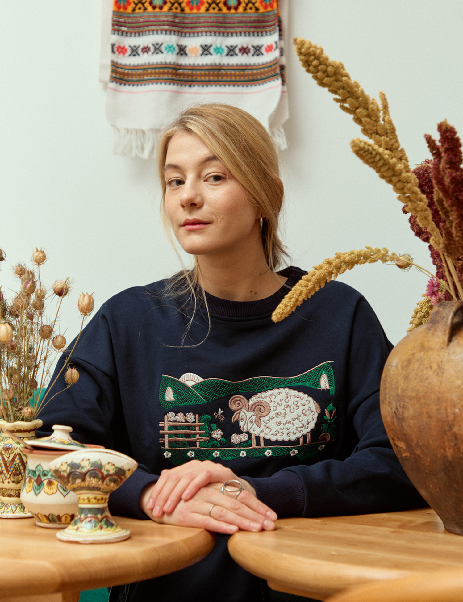 Картинка Світшот темно-синій з принтом