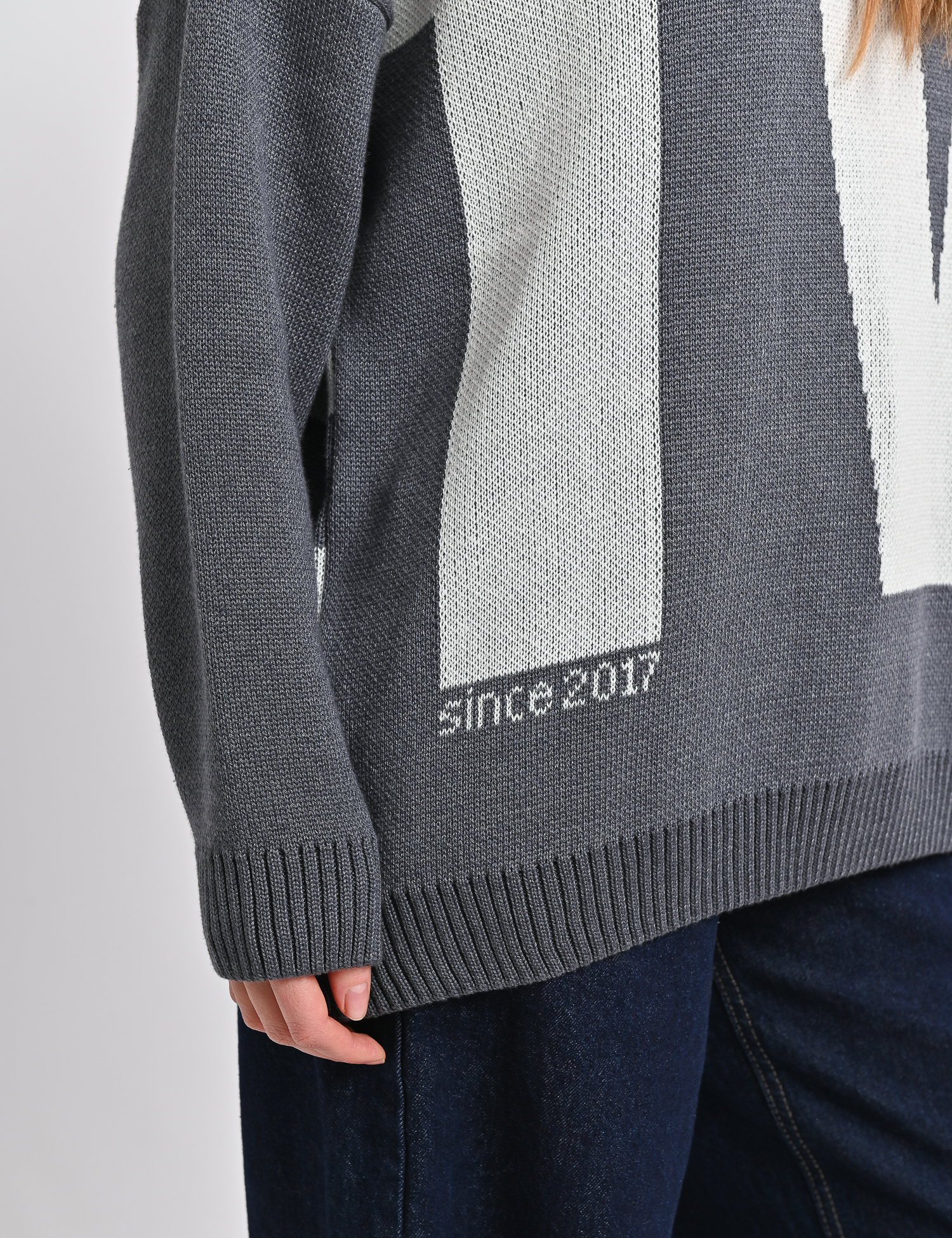 Картинка Светр сірий  з принтом