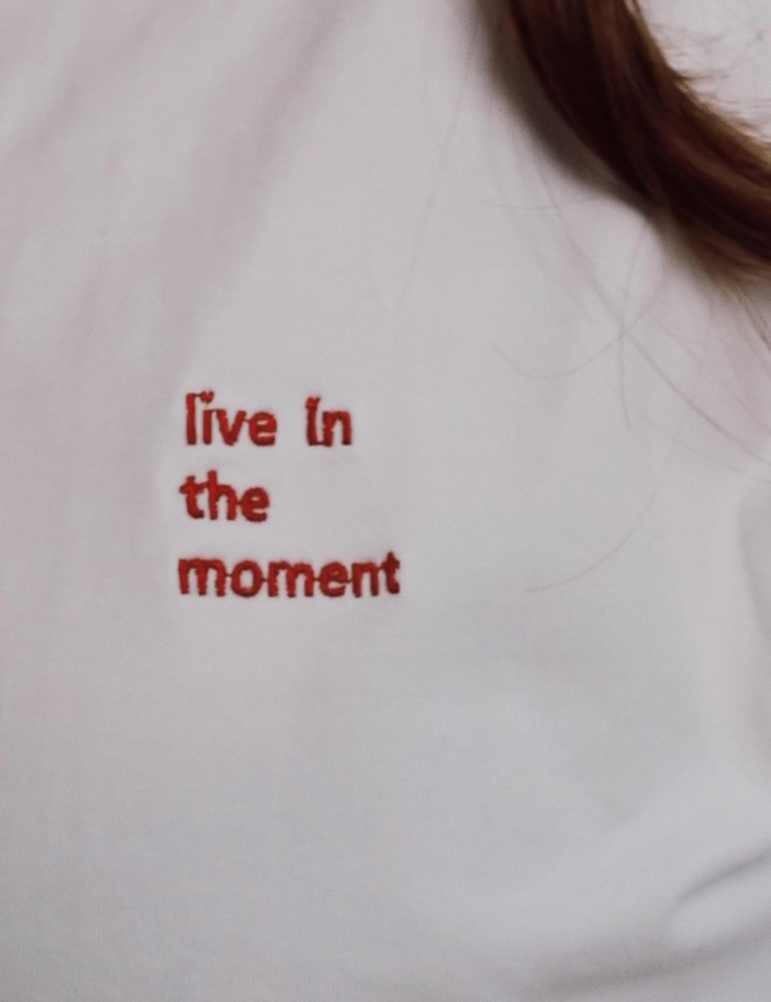 Картинка Лонгслів "Live in the moment" білий