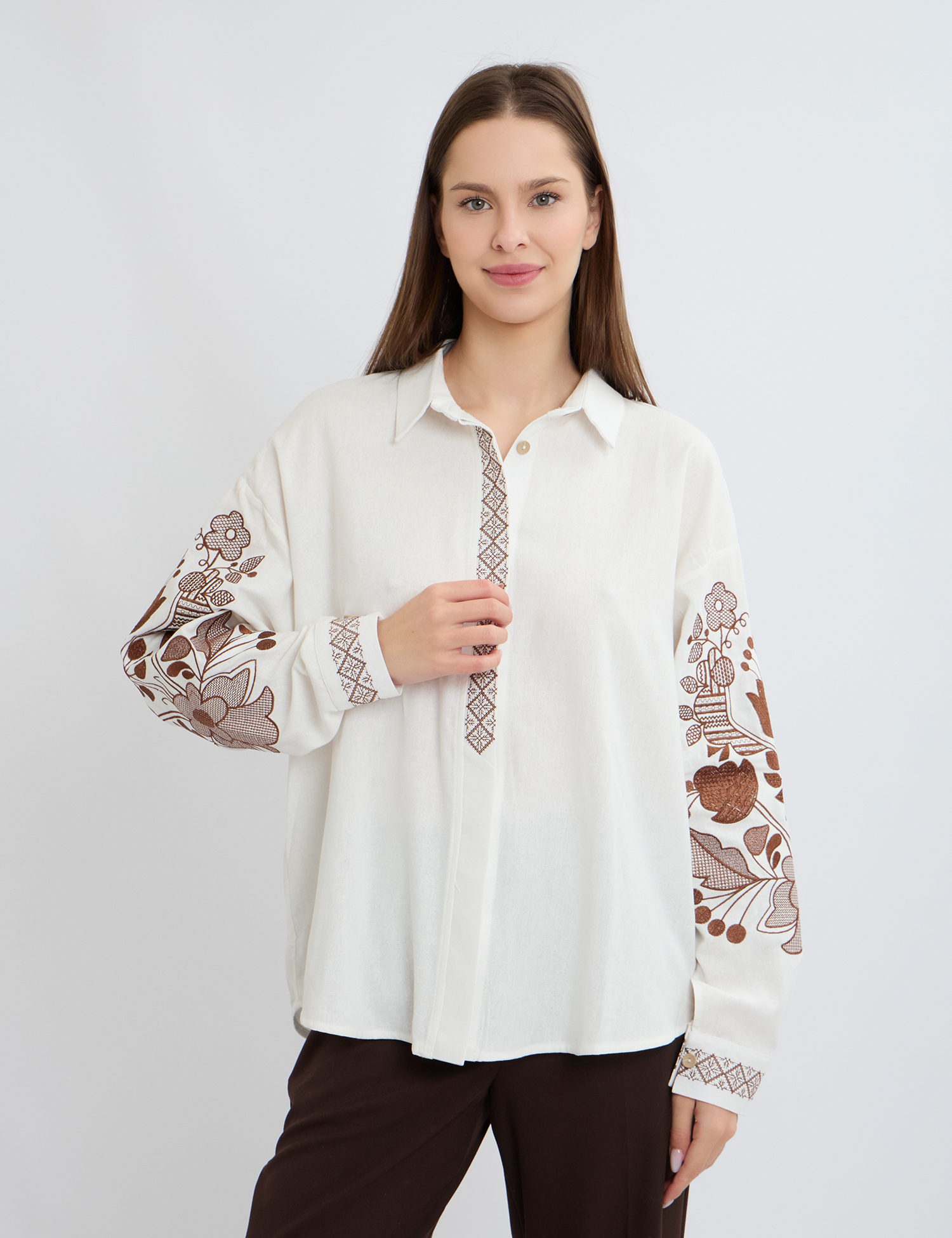 Картинка Вишиванка біла з коричневою вишивкою