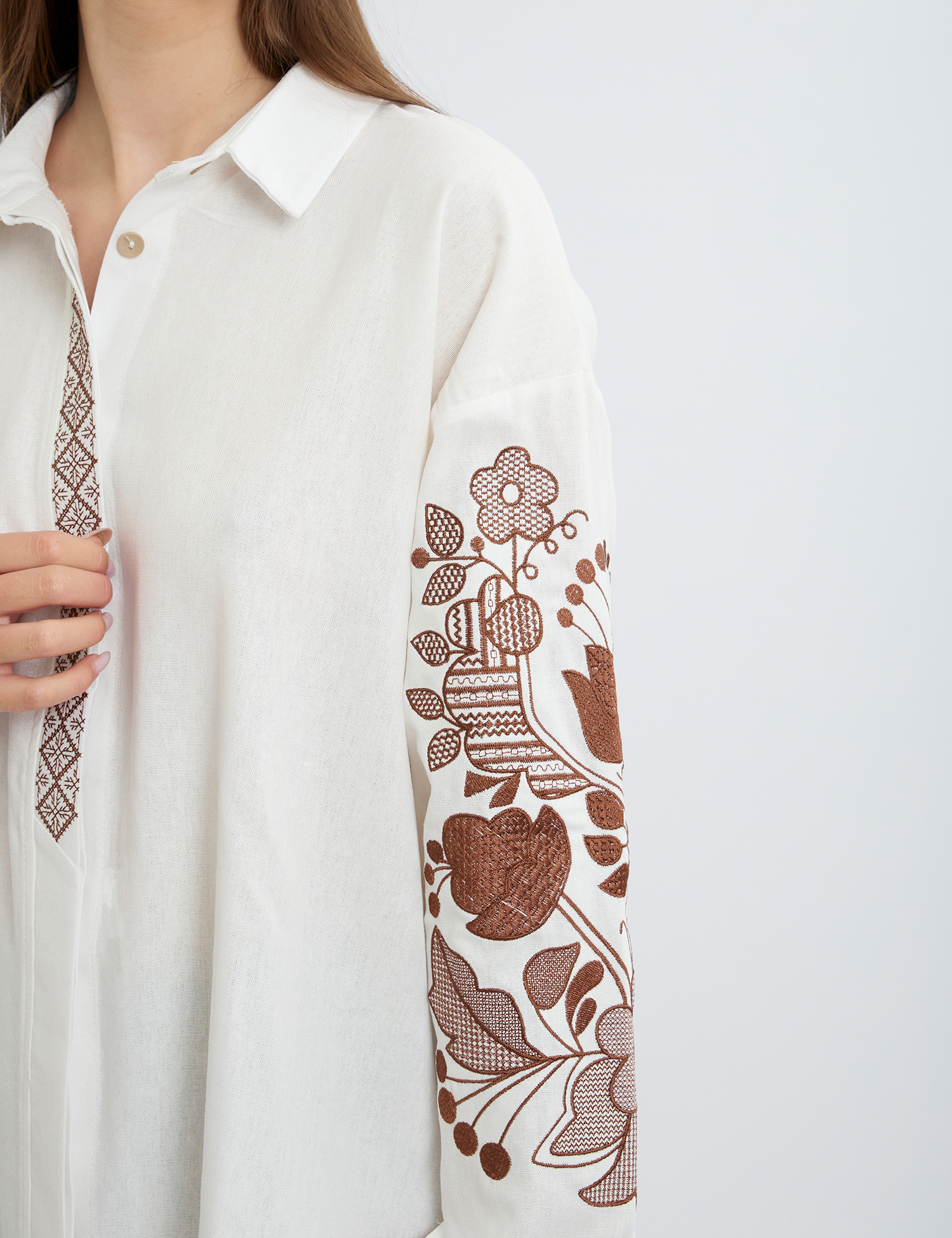 Картинка Вишиванка біла з коричневою вишивкою