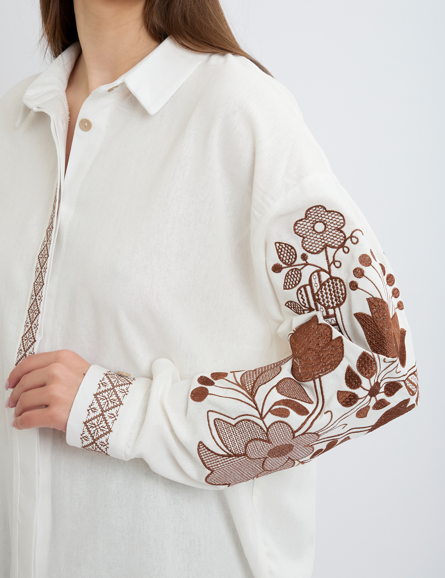 Картинка Вишиванка біла з коричневою вишивкою