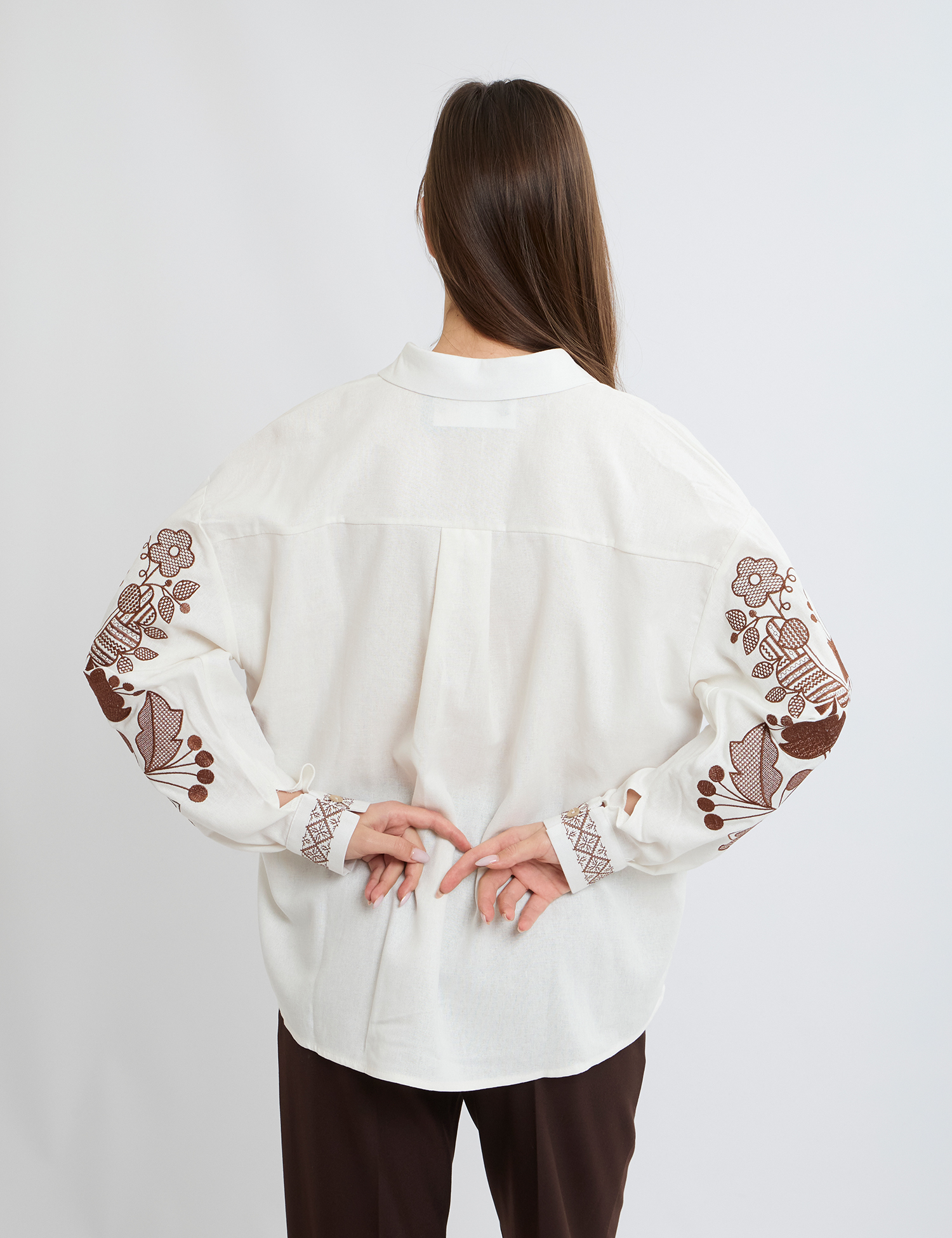 Картинка Вишиванка біла з коричневою вишивкою