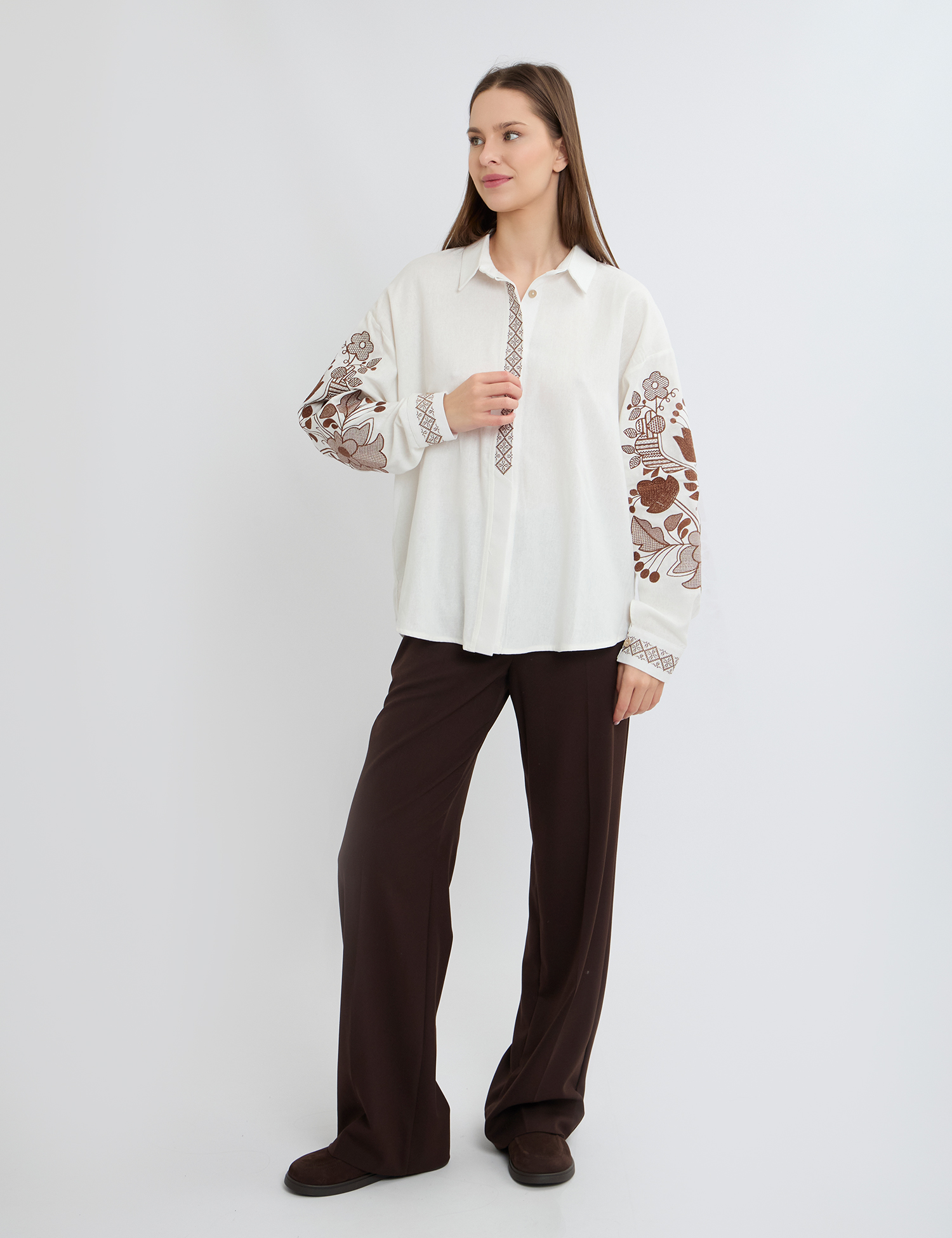 Картинка Вишиванка біла з коричневою вишивкою