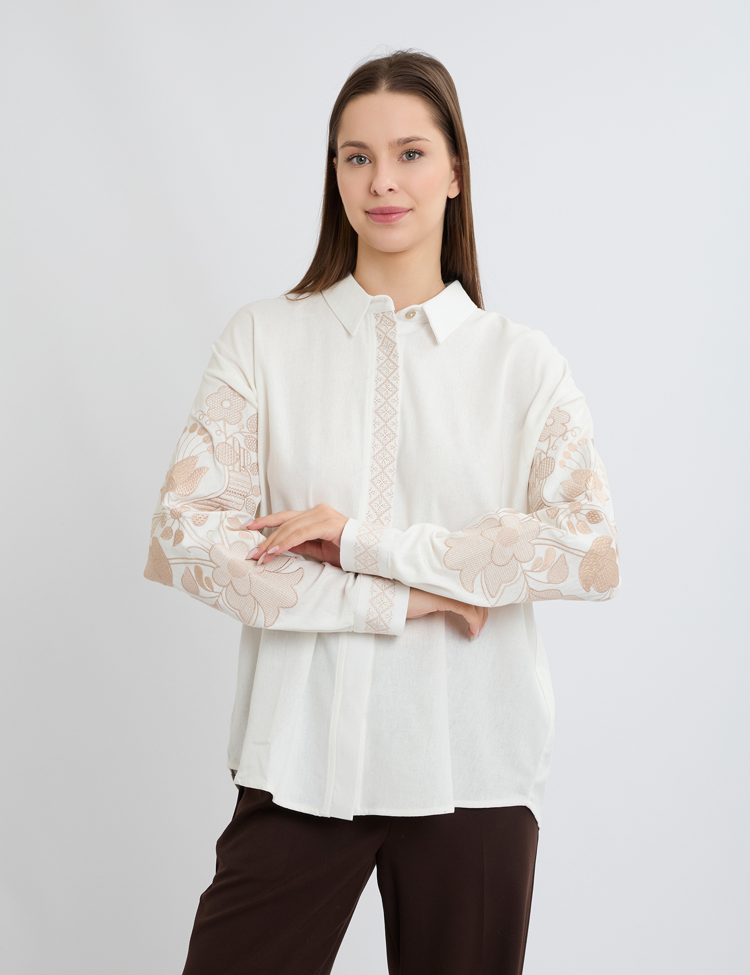Картинка Вишиванка біла з золотою вишивкою