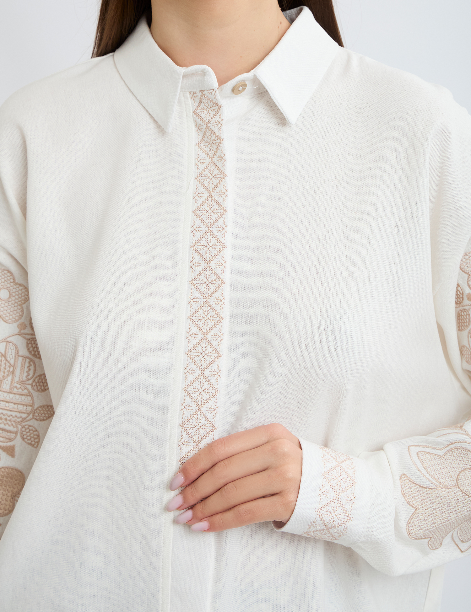 Картинка Вишиванка біла з золотою вишивкою