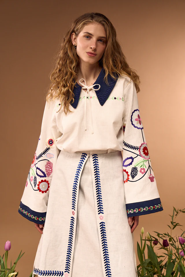 Картинка Вишиванка біла з синьою вишивкою