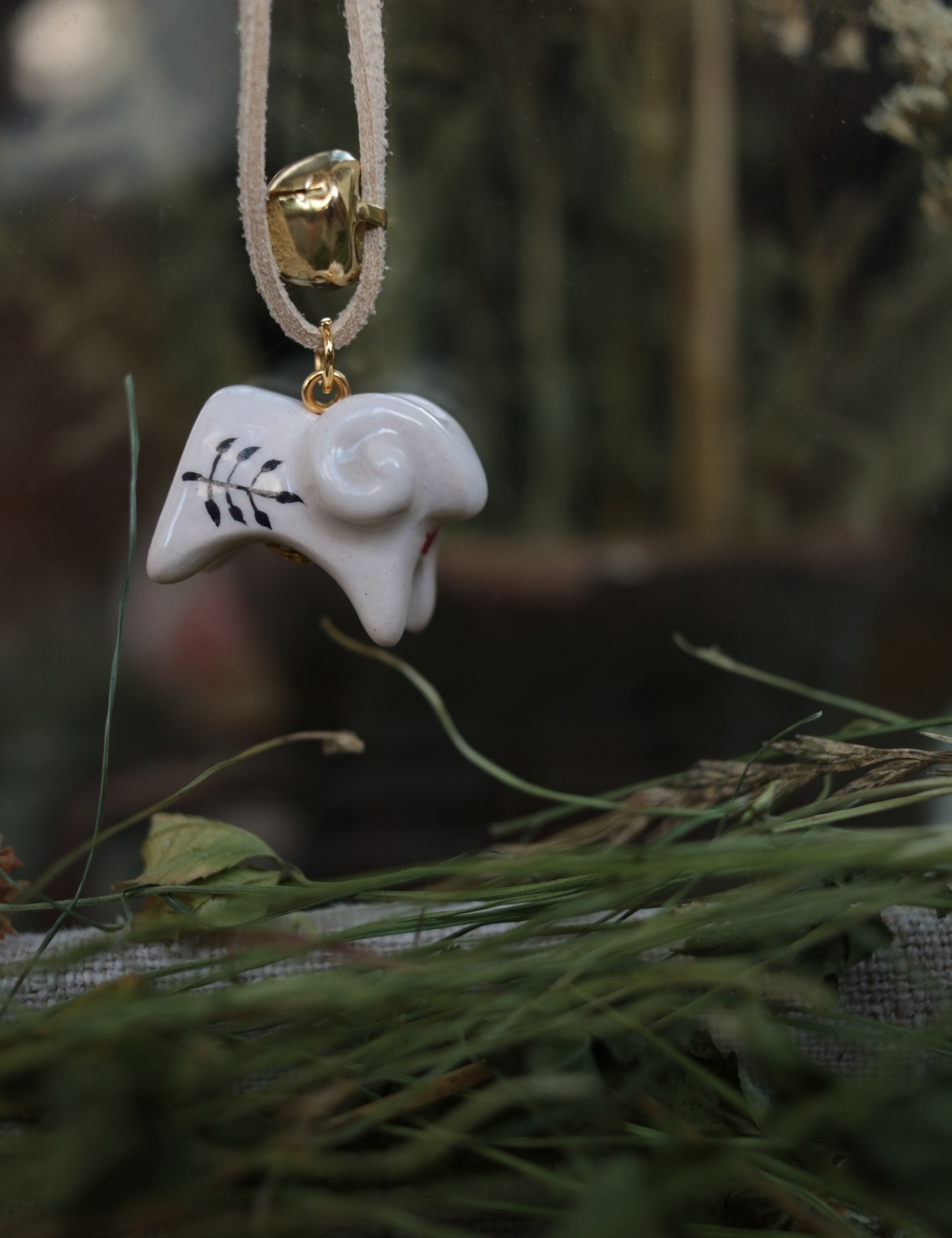 Картинка Підвіска на бежевому шнурку